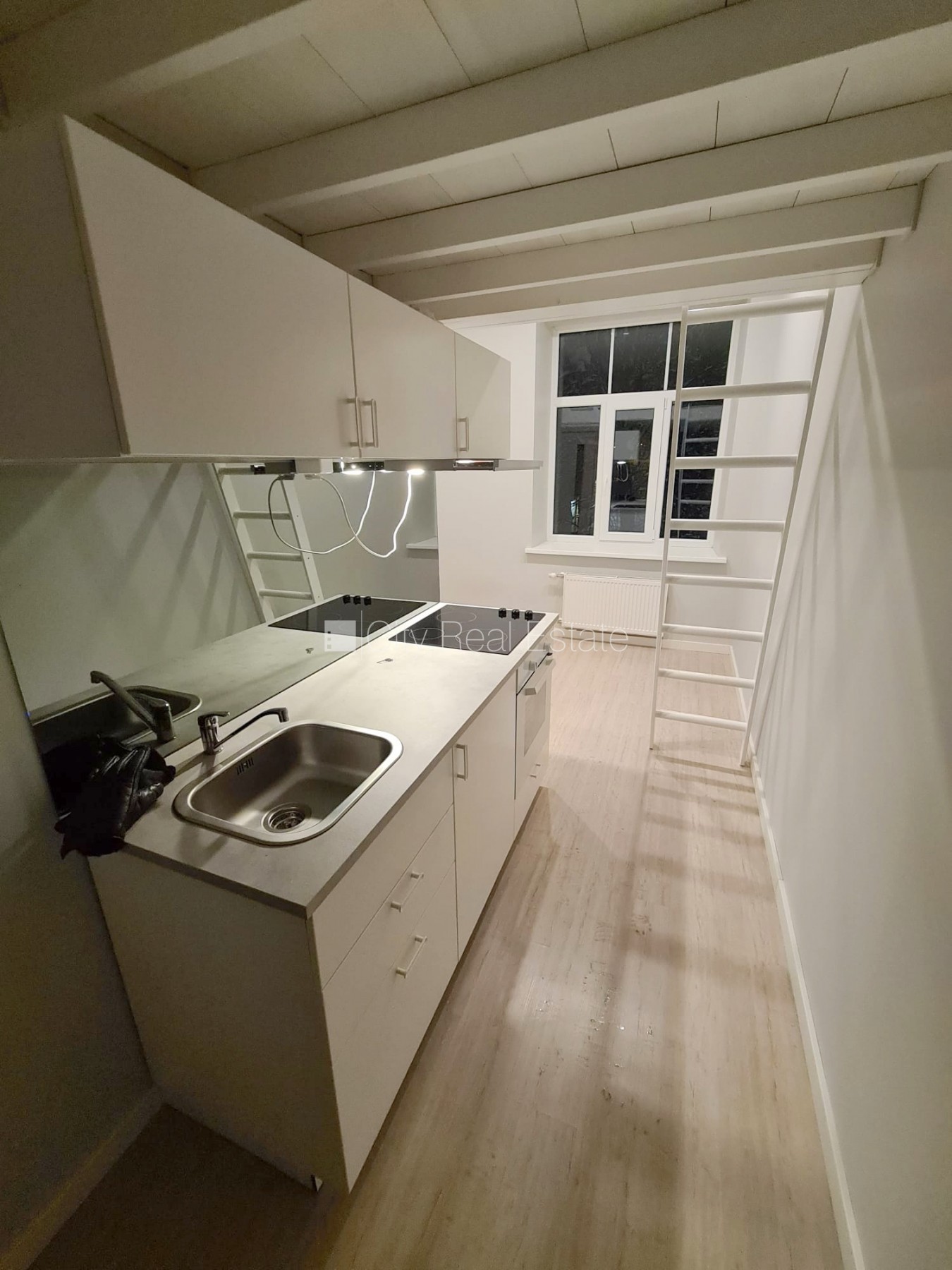 Sludinājumi. Fasādes māja, renovēta māja, slēgts pagalms, ieeja no ielas, kāpņu telpa pēc kapitālā remonta, logi Cena: 300 EUR/mēn Foto #2