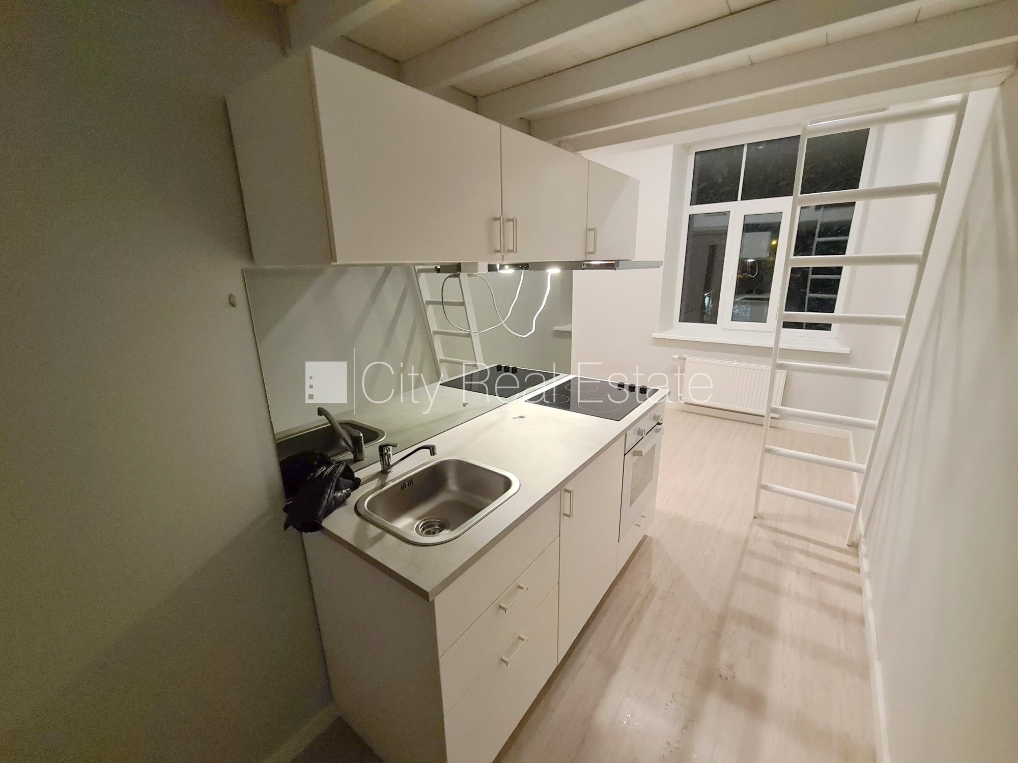 Sludinājumi. Fasādes māja, renovēta māja, slēgts pagalms, ieeja no ielas, kāpņu telpa pēc kapitālā remonta, logi Cena: 300 EUR/mēn Foto #1