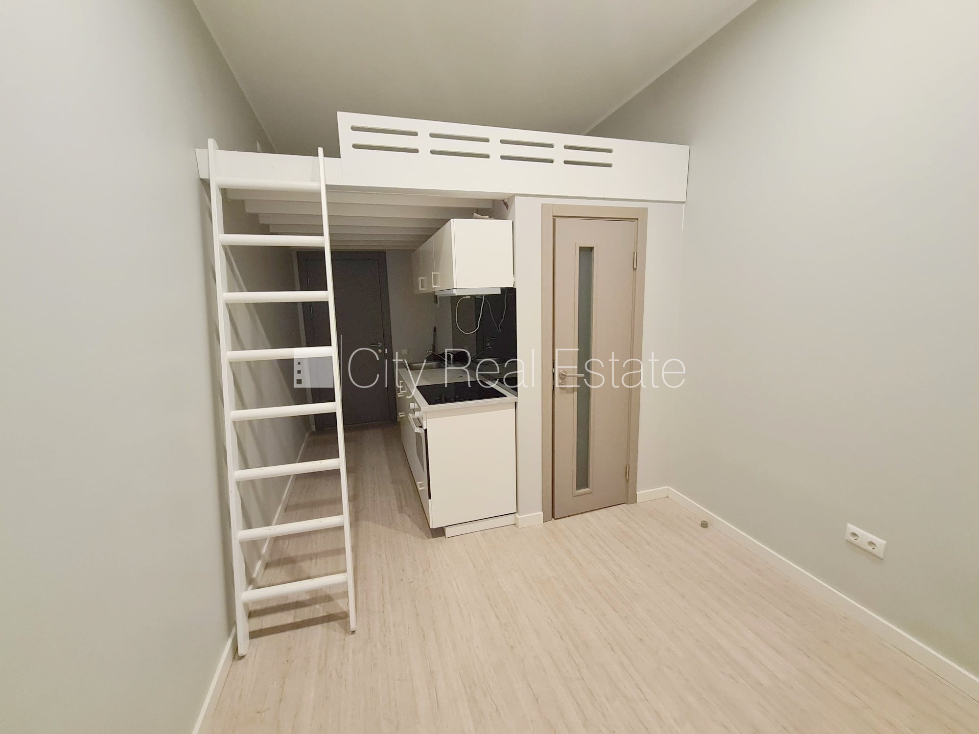 Sludinājumi. Fasādes māja, renovēta māja, slēgts pagalms, ieeja no ielas, kāpņu telpa pēc kapitālā remonta, logi Cena: 300 EUR/mēn Foto #4