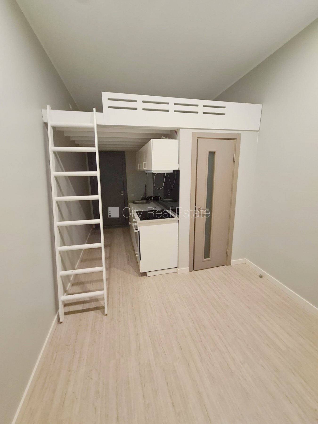 Sludinājumi. Fasādes māja, renovēta māja, slēgts pagalms, ieeja no ielas, kāpņu telpa pēc kapitālā remonta, logi Cena: 300 EUR/mēn Foto #5