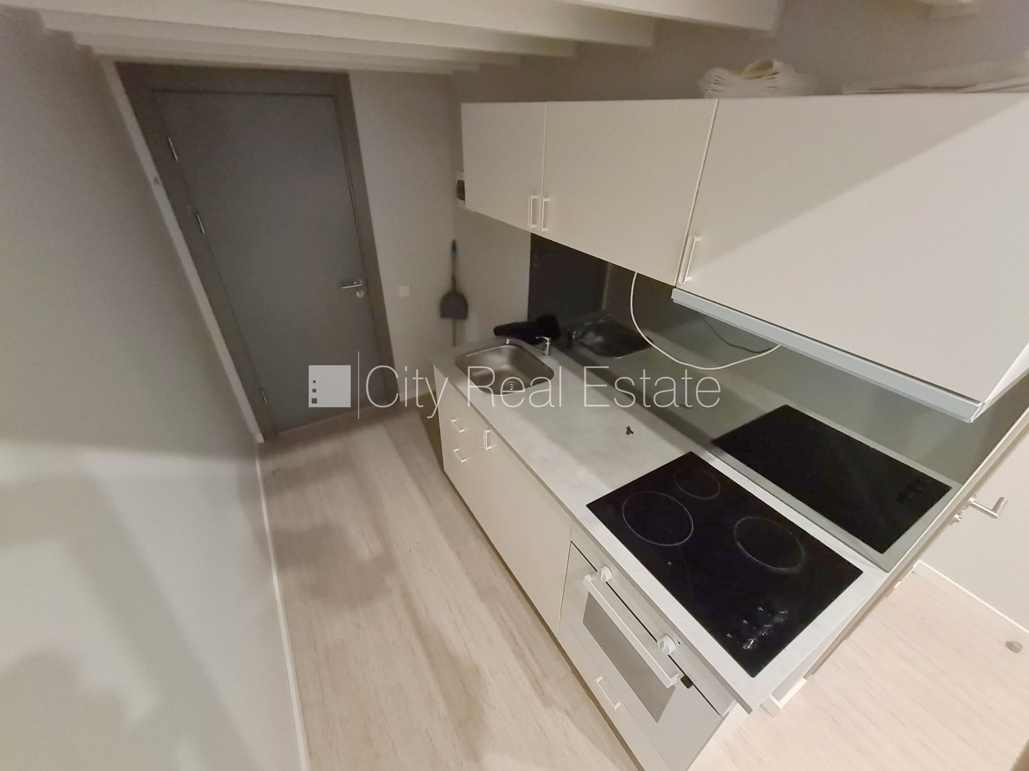 Sludinājumi. Fasādes māja, renovēta māja, slēgts pagalms, ieeja no ielas, kāpņu telpa pēc kapitālā remonta, logi Cena: 300 EUR/mēn Foto #6