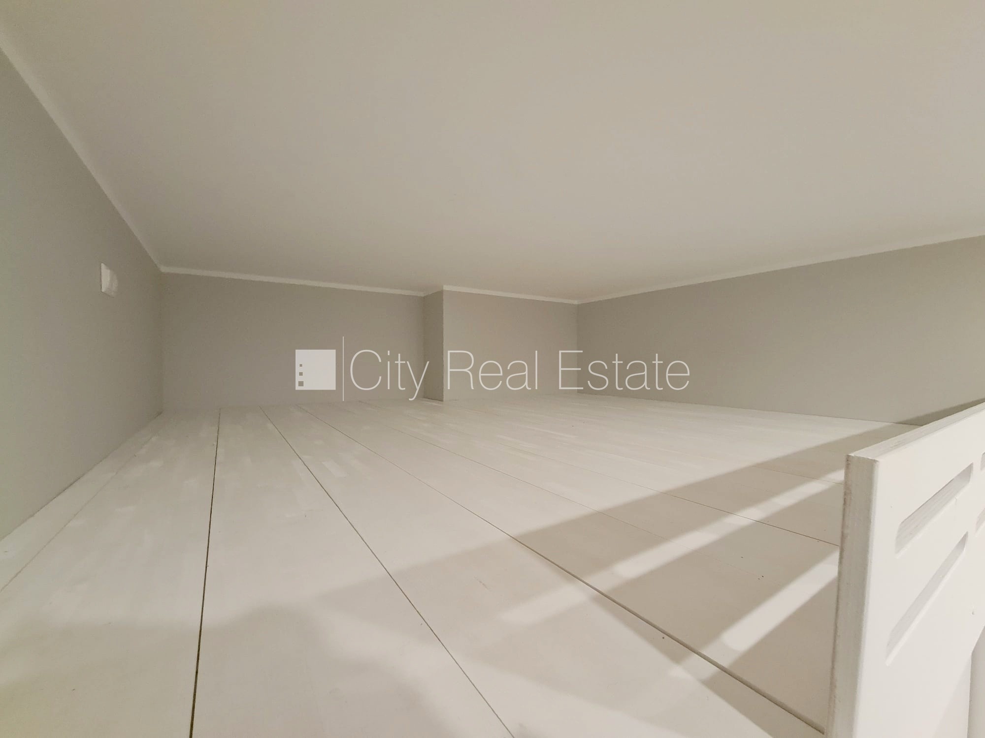 Sludinājumi. Fasādes māja, renovēta māja, slēgts pagalms, ieeja no ielas, kāpņu telpa pēc kapitālā remonta, logi Cena: 300 EUR/mēn Foto #9