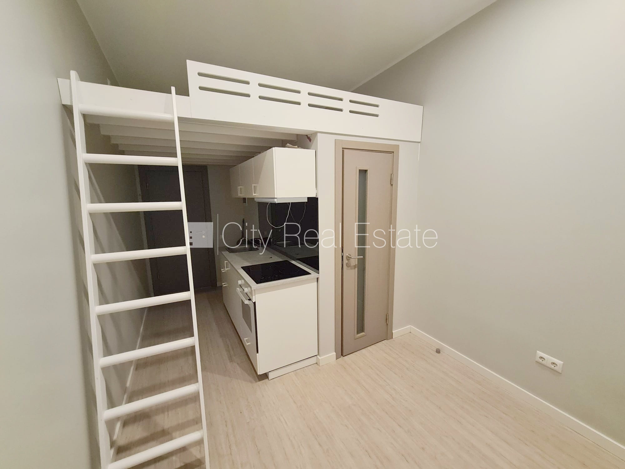 Sludinājumi. Fasādes māja, renovēta māja, slēgts pagalms, ieeja no ielas, kāpņu telpa pēc kapitālā remonta, logi Cena: 300 EUR/mēn Foto #7