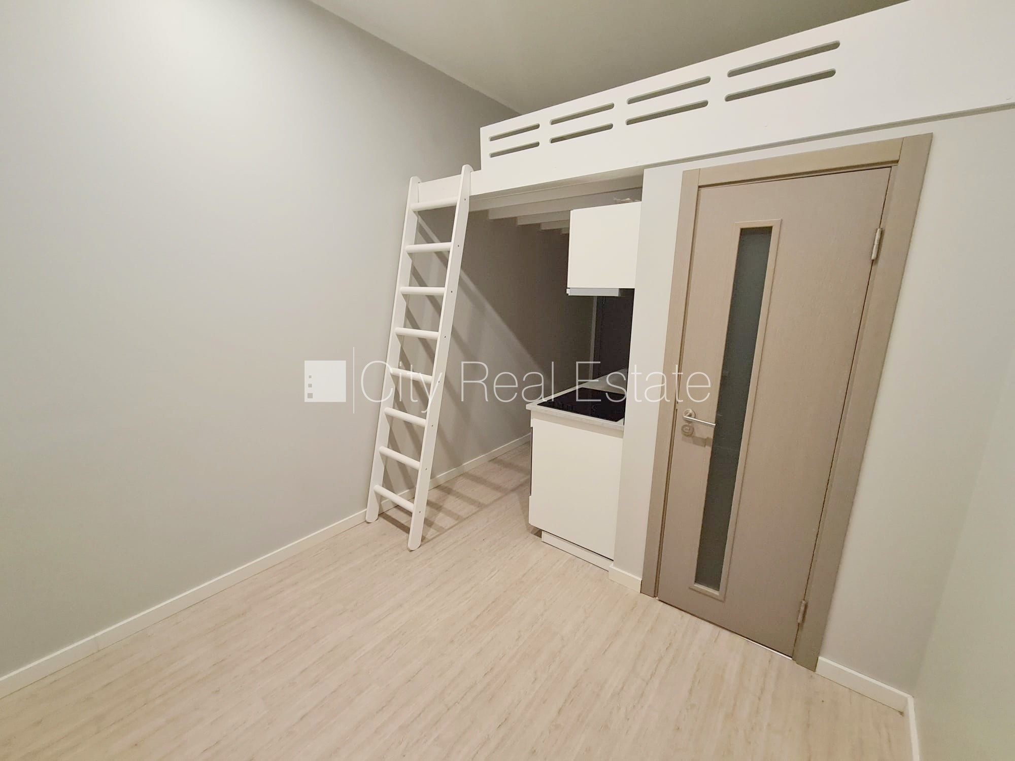 Sludinājumi. Fasādes māja, renovēta māja, slēgts pagalms, ieeja no ielas, kāpņu telpa pēc kapitālā remonta, logi Cena: 300 EUR/mēn Foto #8