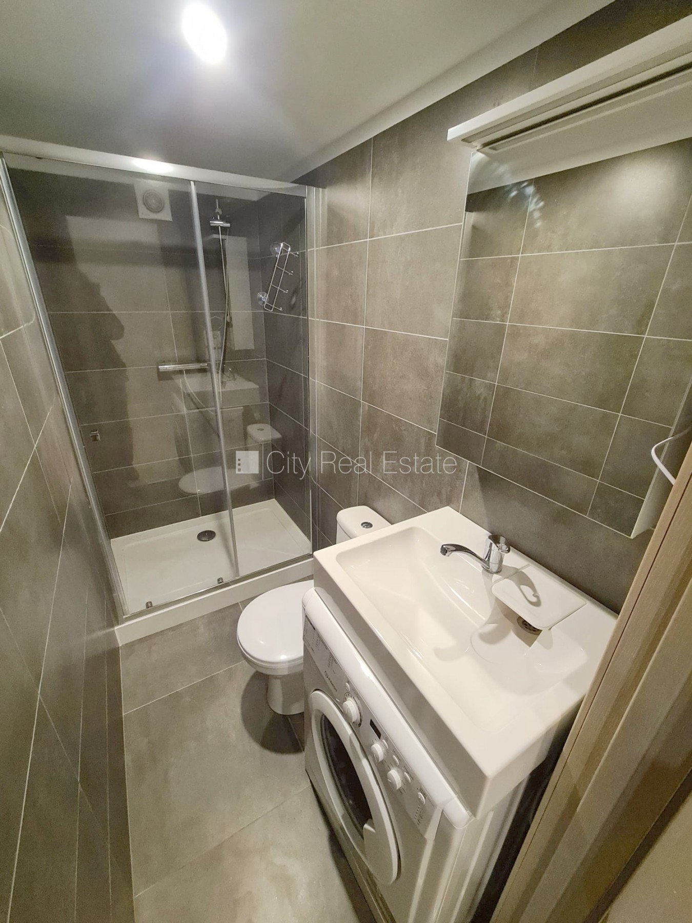 Sludinājumi. Fasādes māja, renovēta māja, slēgts pagalms, ieeja no ielas, kāpņu telpa pēc kapitālā remonta, logi Cena: 300 EUR/mēn Foto #10