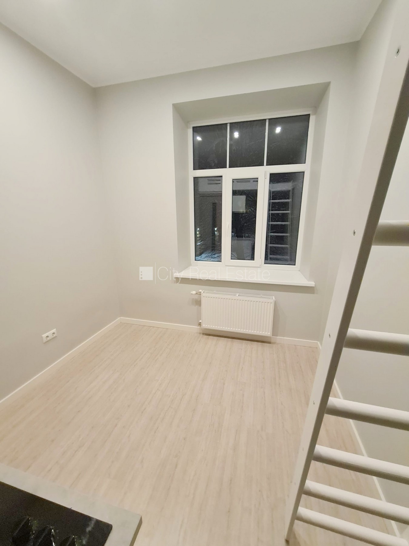 Sludinājumi. Fasādes māja, renovēta māja, slēgts pagalms, ieeja no ielas, kāpņu telpa pēc kapitālā remonta, logi Cena: 300 EUR/mēn Foto #3