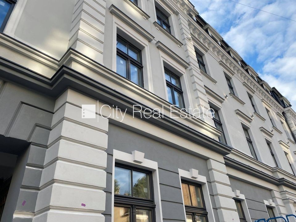 Sludinājumi. Fasādes māja, renovēta māja, slēgts pagalms, ieeja no ielas, kāpņu telpa pēc kapitālā remonta, logi Cena: 300 EUR/mēn Foto #13