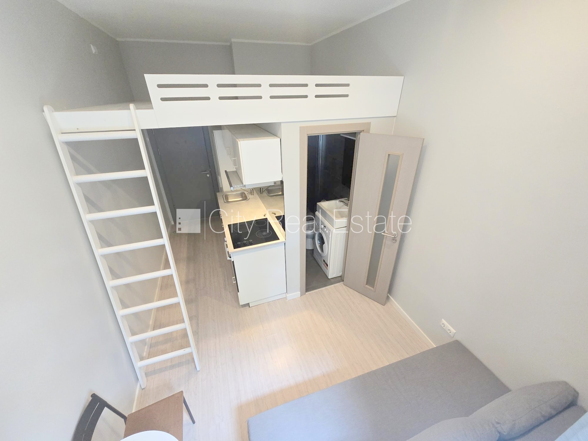 Sludinājumi. Fasādes māja, renovēta māja, slēgts pagalms, ieeja no ielas, kāpņu telpa pēc kapitālā remonta, logi Cena: 320 EUR/mēn Foto #7