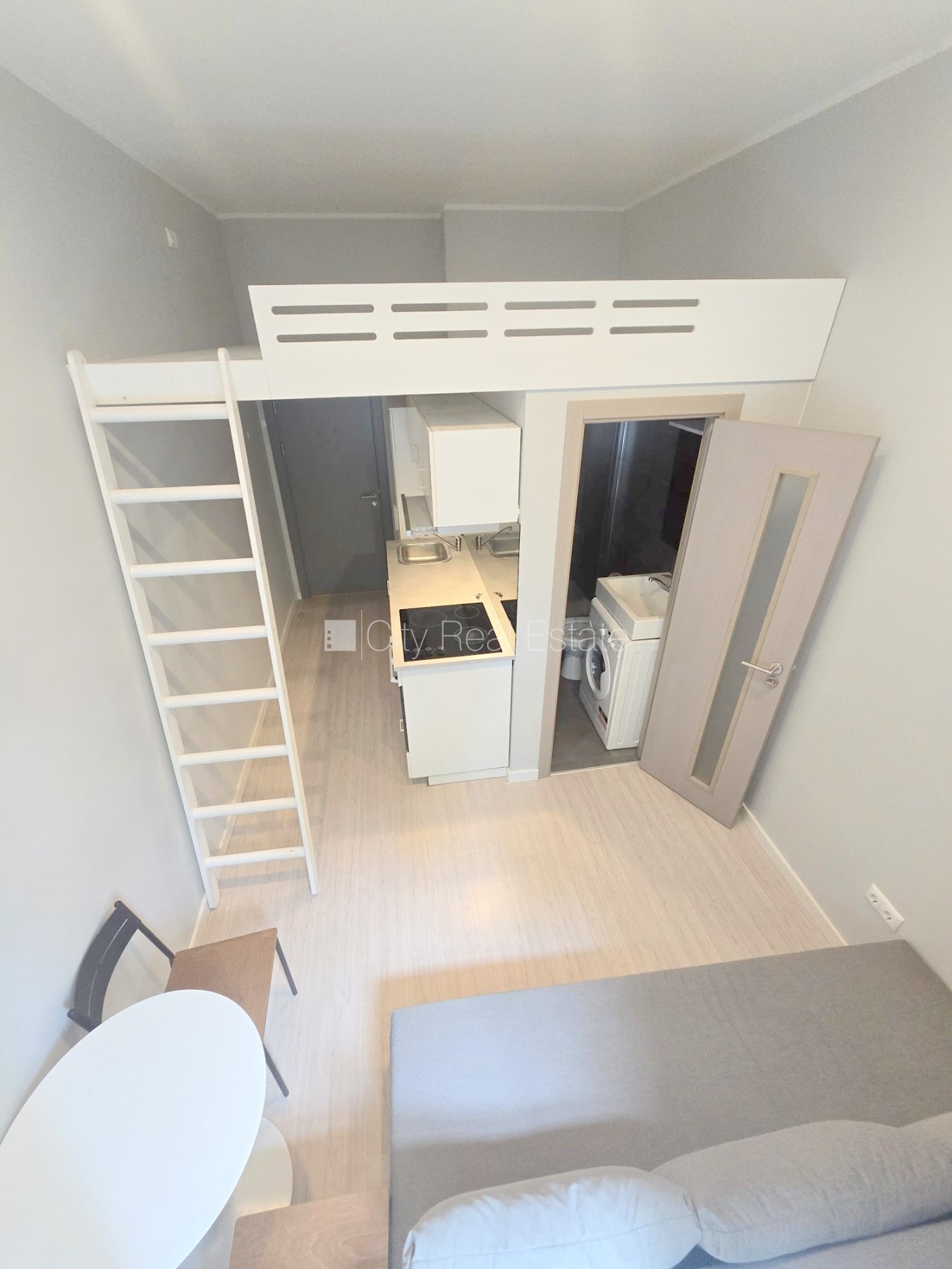 Sludinājumi. Fasādes māja, renovēta māja, slēgts pagalms, ieeja no ielas, kāpņu telpa pēc kapitālā remonta, logi Cena: 320 EUR/mēn Foto #10