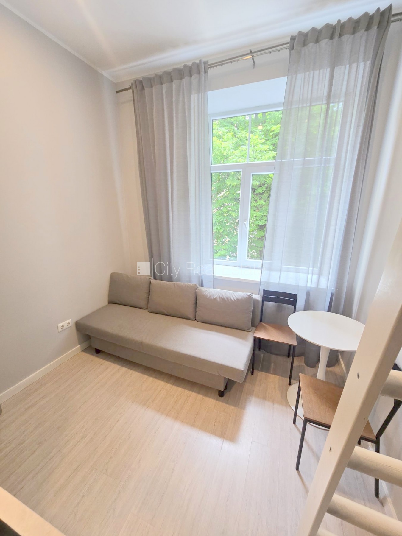 Sludinājumi. Fasādes māja, renovēta māja, slēgts pagalms, ieeja no ielas, kāpņu telpa pēc kapitālā remonta, logi Cena: 320 EUR/mēn Foto #13