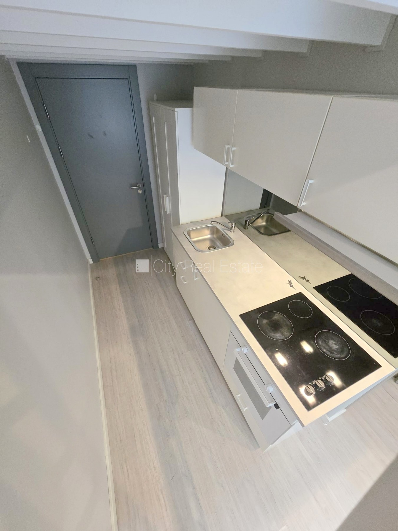 Sludinājumi. Fasādes māja, renovēta māja, slēgts pagalms, ieeja no ielas, kāpņu telpa pēc kapitālā remonta, logi Cena: 320 EUR/mēn Foto #16