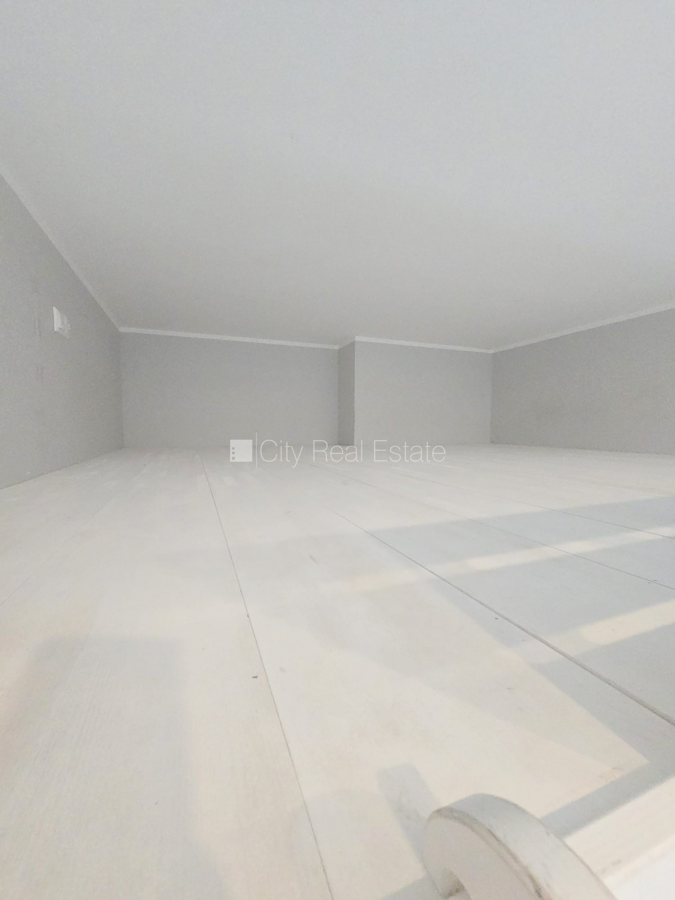 Sludinājumi. Fasādes māja, renovēta māja, slēgts pagalms, ieeja no ielas, kāpņu telpa pēc kapitālā remonta, logi Cena: 320 EUR/mēn Foto #12