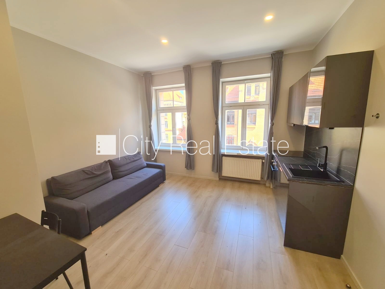 Sludinājumi. Fasādes māja, renovēta māja, slēgts pagalms, ieeja no pagalma, ir lifts, kāpņu telpa pēc kapitālā Cena: 360 EUR/mēn Foto #5