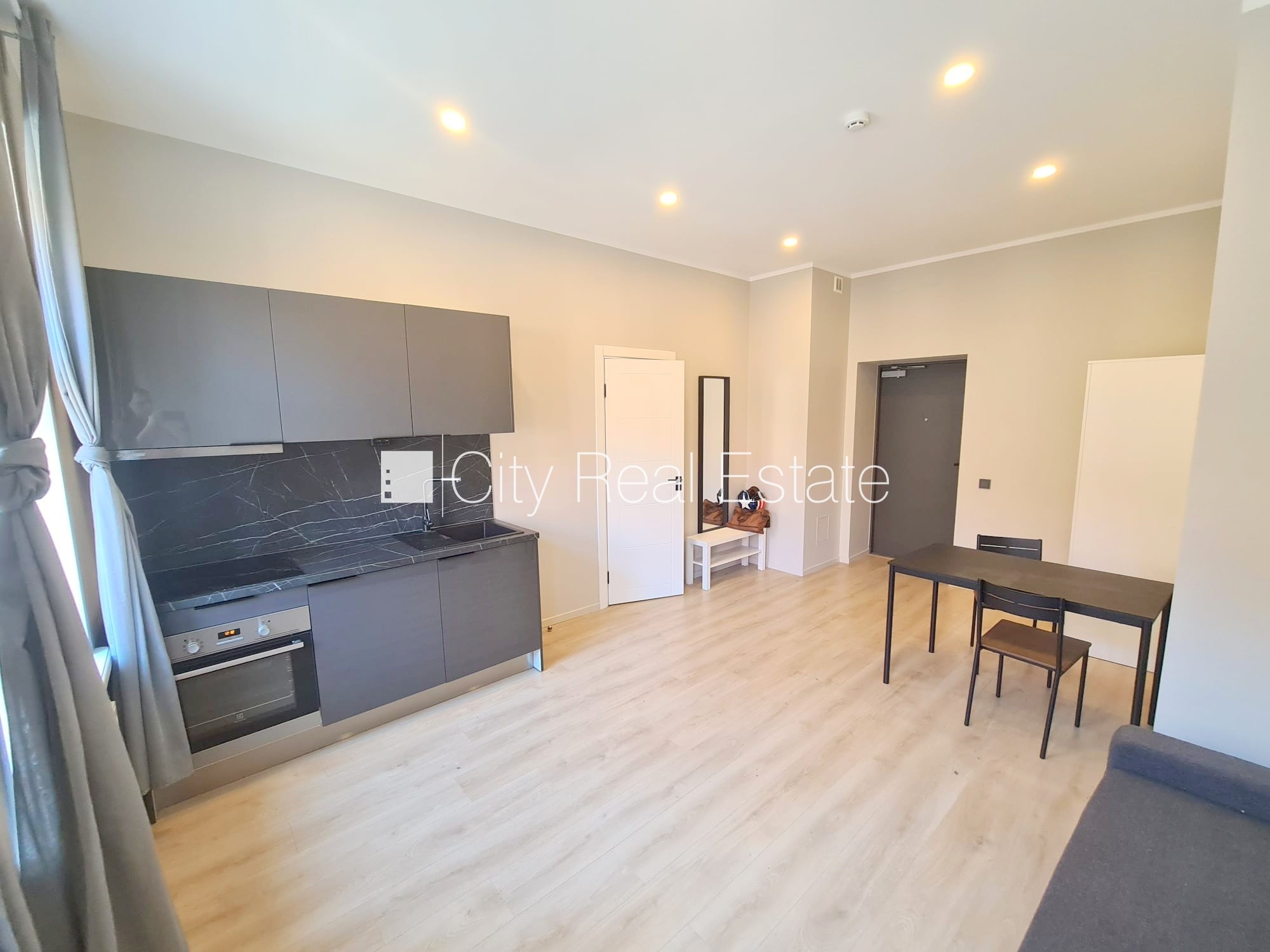 Sludinājumi. Fasādes māja, renovēta māja, slēgts pagalms, ieeja no pagalma, ir lifts, kāpņu telpa pēc kapitālā Cena: 360 EUR/mēn Foto #8