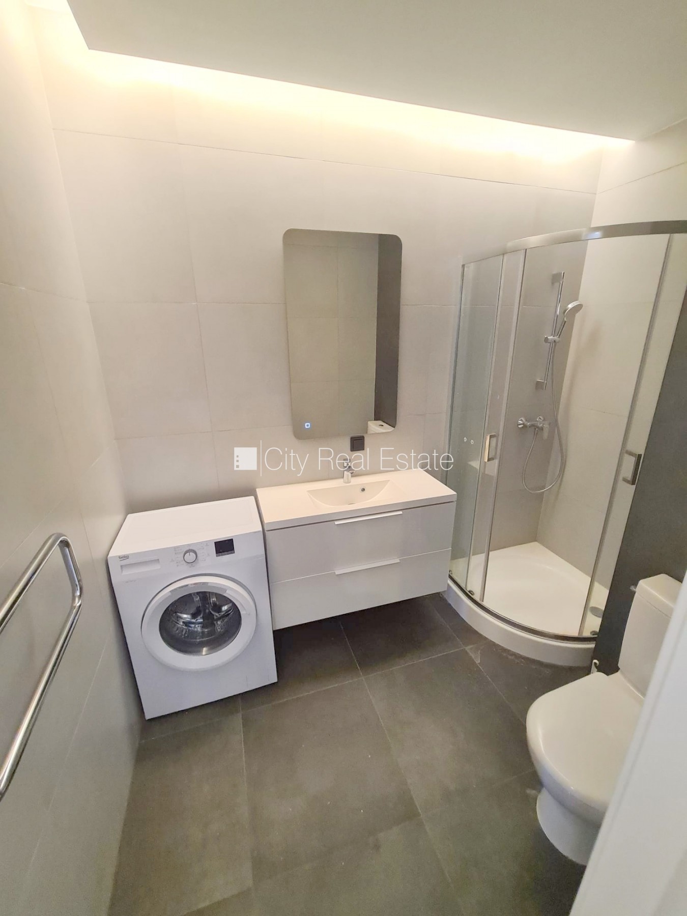 Sludinājumi. Fasādes māja, renovēta māja, slēgts pagalms, ieeja no pagalma, ir lifts, kāpņu telpa pēc kapitālā Cena: 360 EUR/mēn Foto #15