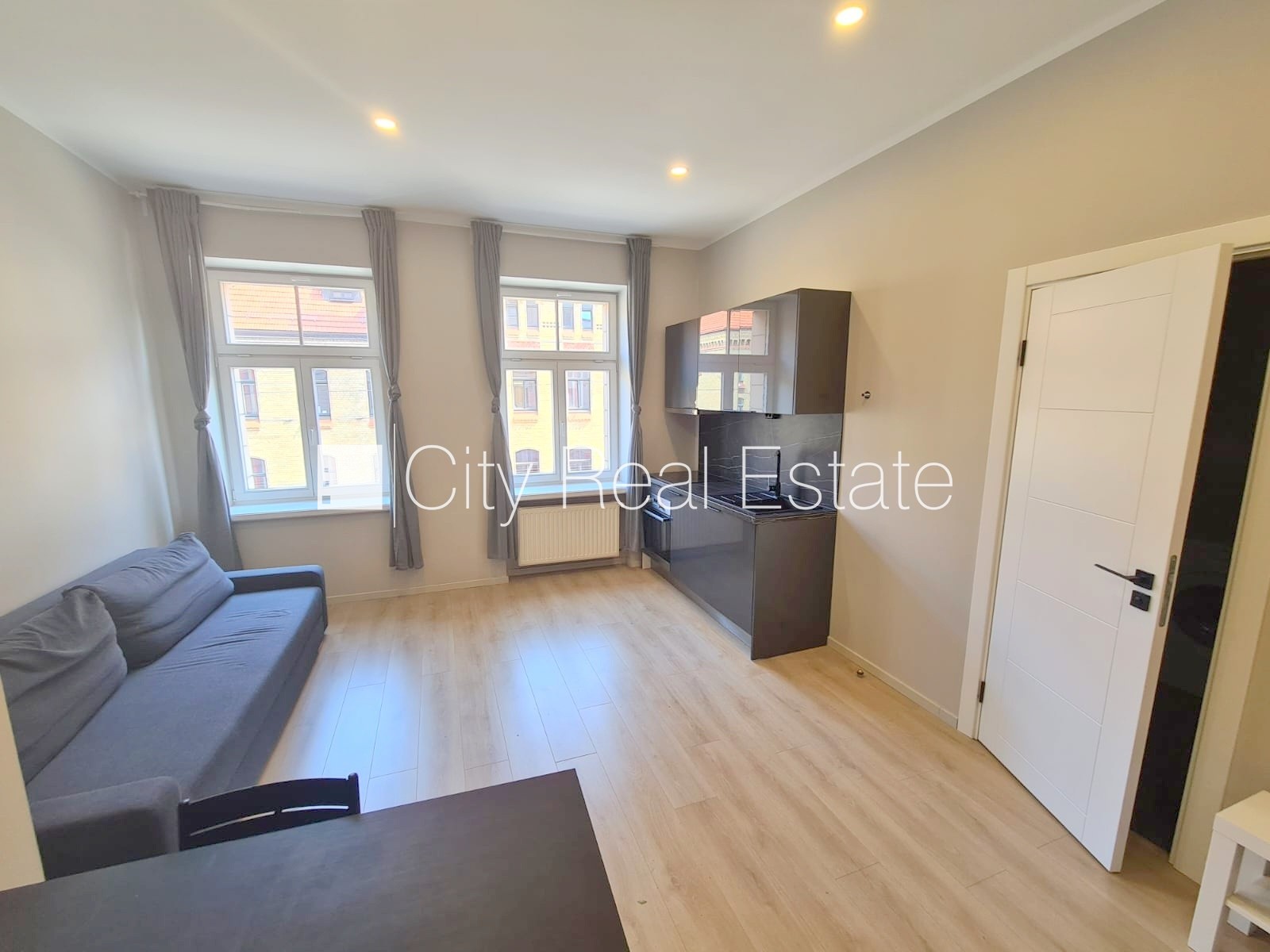 Sludinājumi. Fasādes māja, renovēta māja, slēgts pagalms, ieeja no pagalma, ir lifts, kāpņu telpa pēc kapitālā Cena: 360 EUR/mēn Foto #1