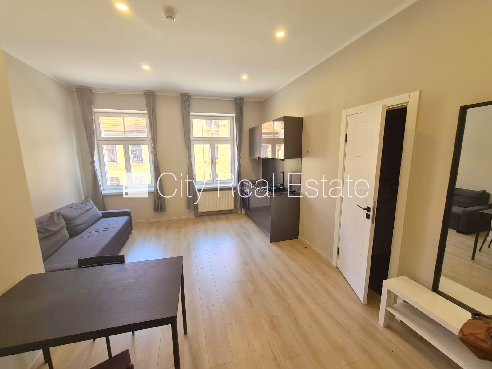 Sludinājumi. Fasādes māja, renovēta māja, slēgts pagalms, ieeja no pagalma, ir lifts, kāpņu telpa pēc kapitālā Cena: 360 EUR/mēn Foto #4