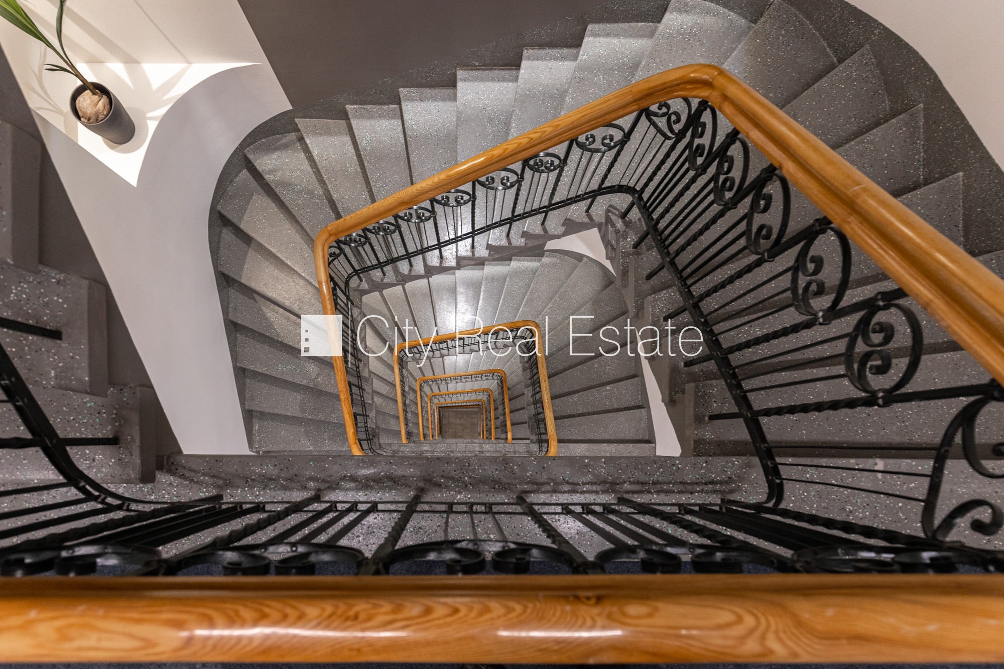 Sludinājumi. Pagalma ēka, renovēta māja, slēgts pagalms, ieeja no ielas un pagalma, ir lifts, kāpņu telpa pēc Cena: 420 EUR/mēn Foto #19