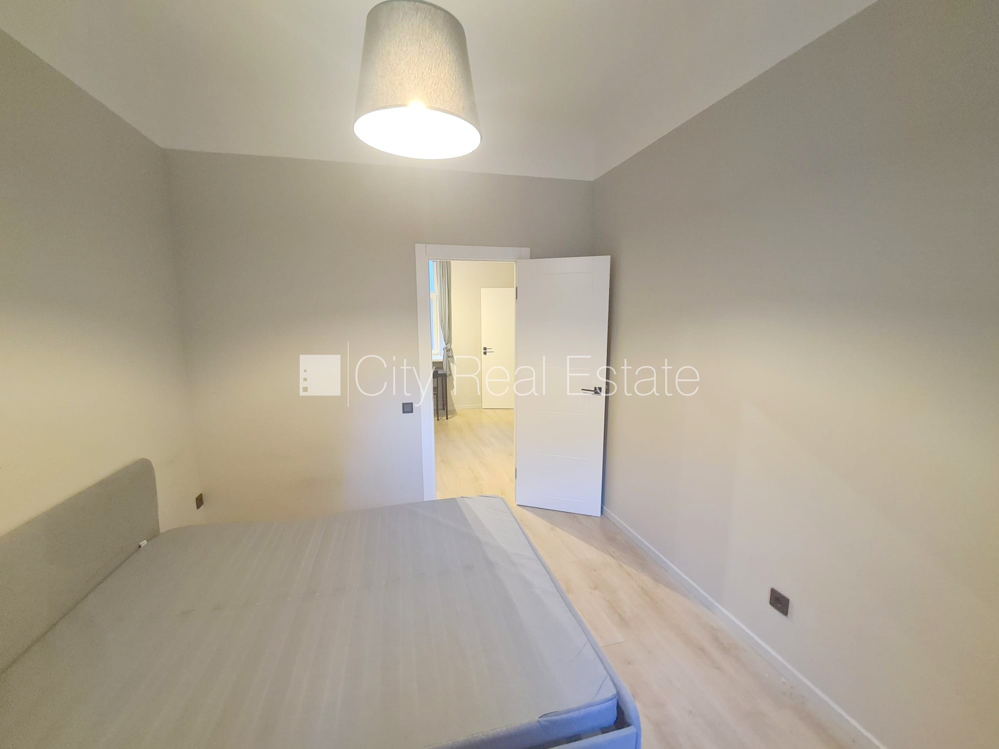 Sludinājumi. Pagalma ēka, renovēta māja, slēgts pagalms, ieeja no ielas un pagalma, ir lifts, kāpņu telpa pēc Cena: 420 EUR/mēn Foto #2