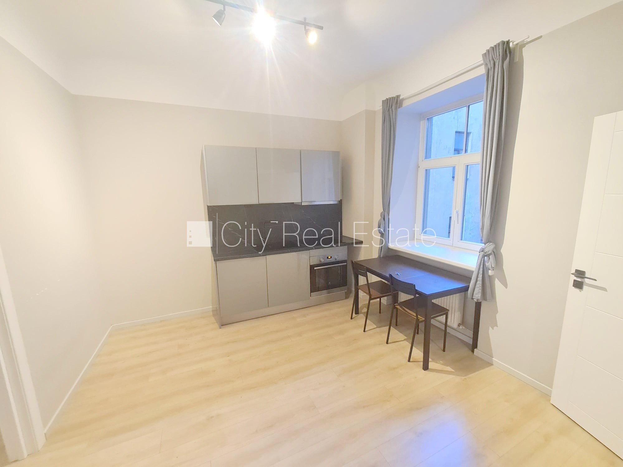 Sludinājumi. Pagalma ēka, renovēta māja, slēgts pagalms, ieeja no ielas un pagalma, ir lifts, kāpņu telpa pēc Cena: 420 EUR/mēn Foto #10