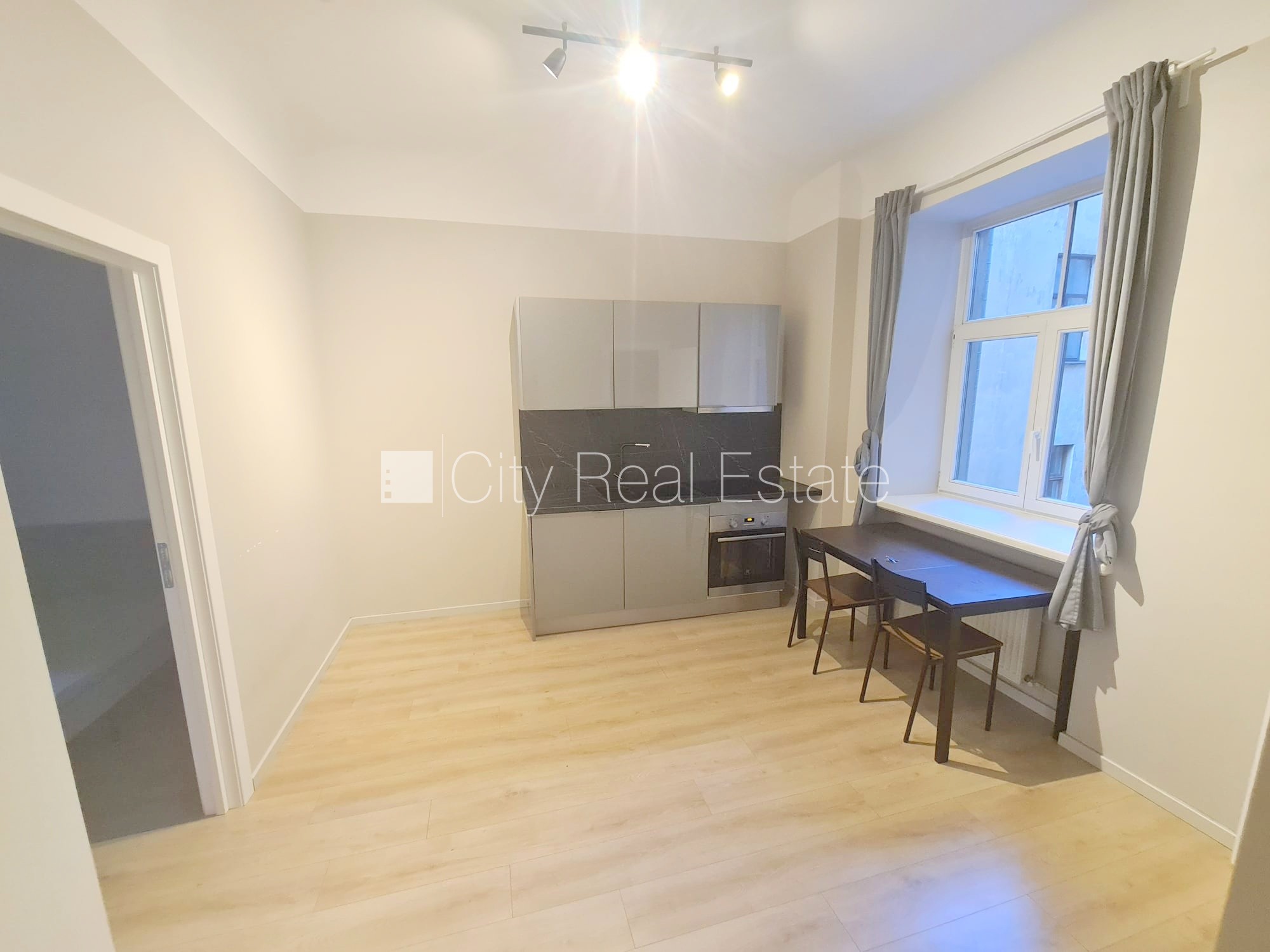 Sludinājumi. Pagalma ēka, renovēta māja, slēgts pagalms, ieeja no ielas un pagalma, ir lifts, kāpņu telpa pēc Cena: 420 EUR/mēn Foto #12