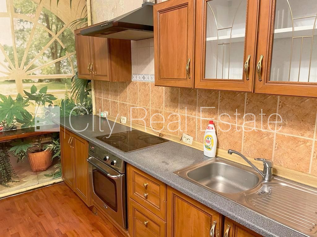 Sludinājumi. Pagalma ēka, slēgts pagalms, ieeja no ielas un pagalma, logi vērsti uz pagalma pusi, studio tipa, Cena: 250 EUR/mēn Foto #2