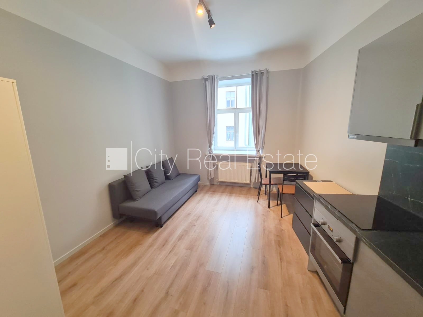 Sludinājumi. Pagalma ēka, renovēta māja, slēgts pagalms, ieeja no ielas un pagalma, ir lifts, kāpņu telpa pēc Cena: 370 EUR/mēn Foto #4