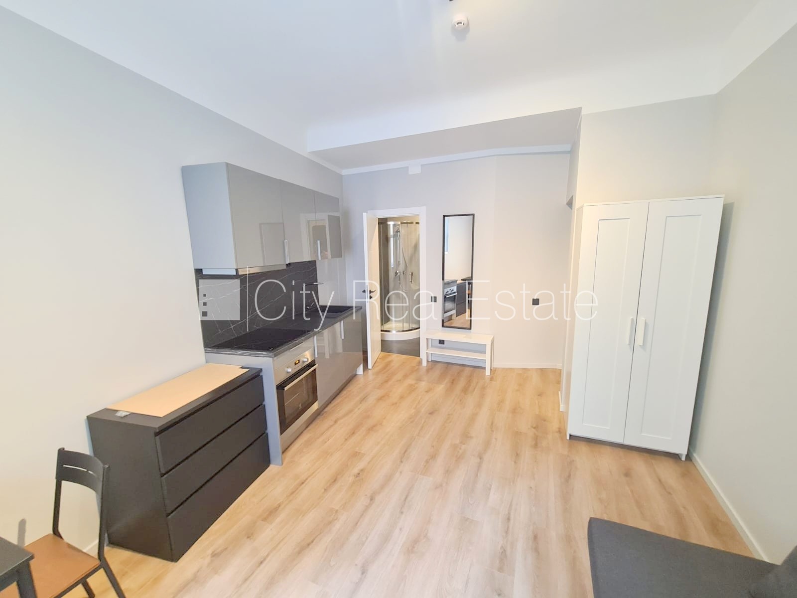 Sludinājumi. Pagalma ēka, renovēta māja, slēgts pagalms, ieeja no ielas un pagalma, ir lifts, kāpņu telpa pēc Cena: 370 EUR/mēn Foto #1