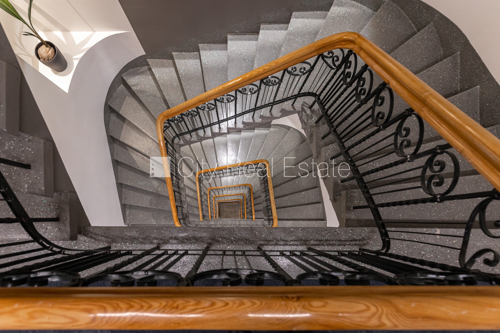 Sludinājumi. Pagalma ēka, renovēta māja, slēgts pagalms, ieeja no ielas un pagalma, ir lifts, kāpņu telpa pēc Cena: 370 EUR/mēn Foto #11