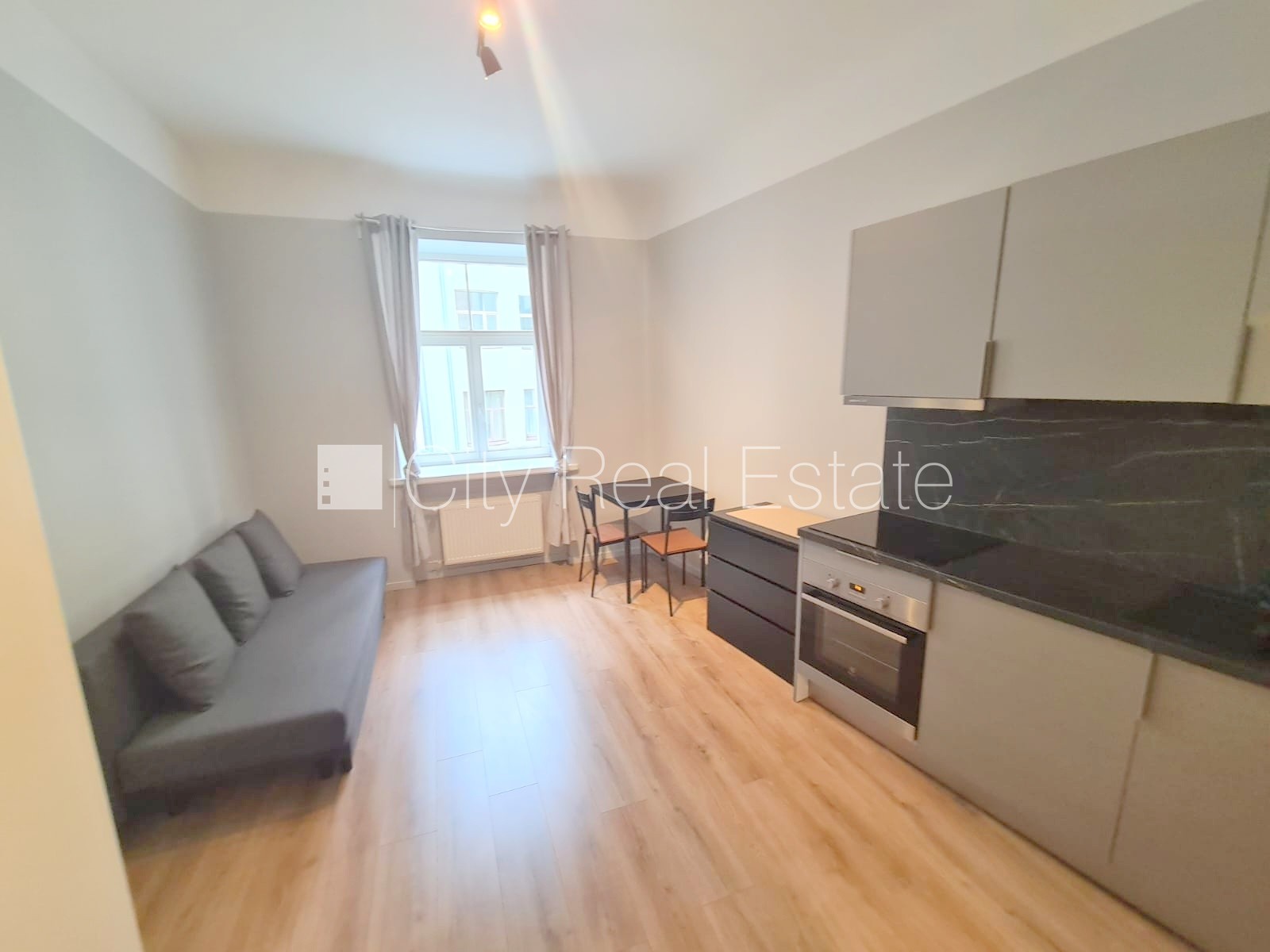 Sludinājumi. Pagalma ēka, renovēta māja, slēgts pagalms, ieeja no ielas un pagalma, ir lifts, kāpņu telpa pēc Cena: 370 EUR/mēn Foto #5