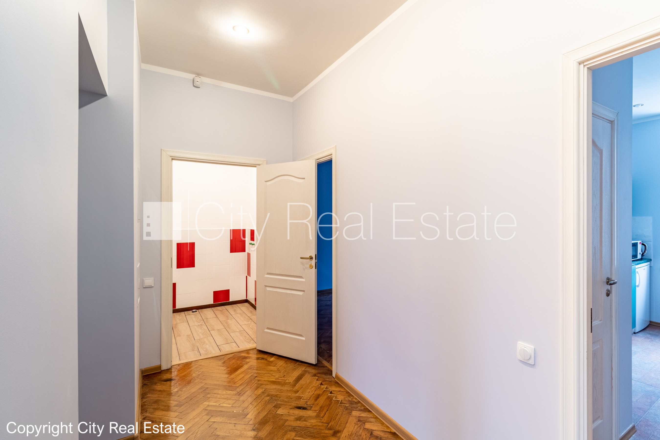 Объявление. Фасадный дом, закрытый двор, вход с улицы, вход со двора, лестничная клетка после косметического Цена: 220000 EUR Foto #11