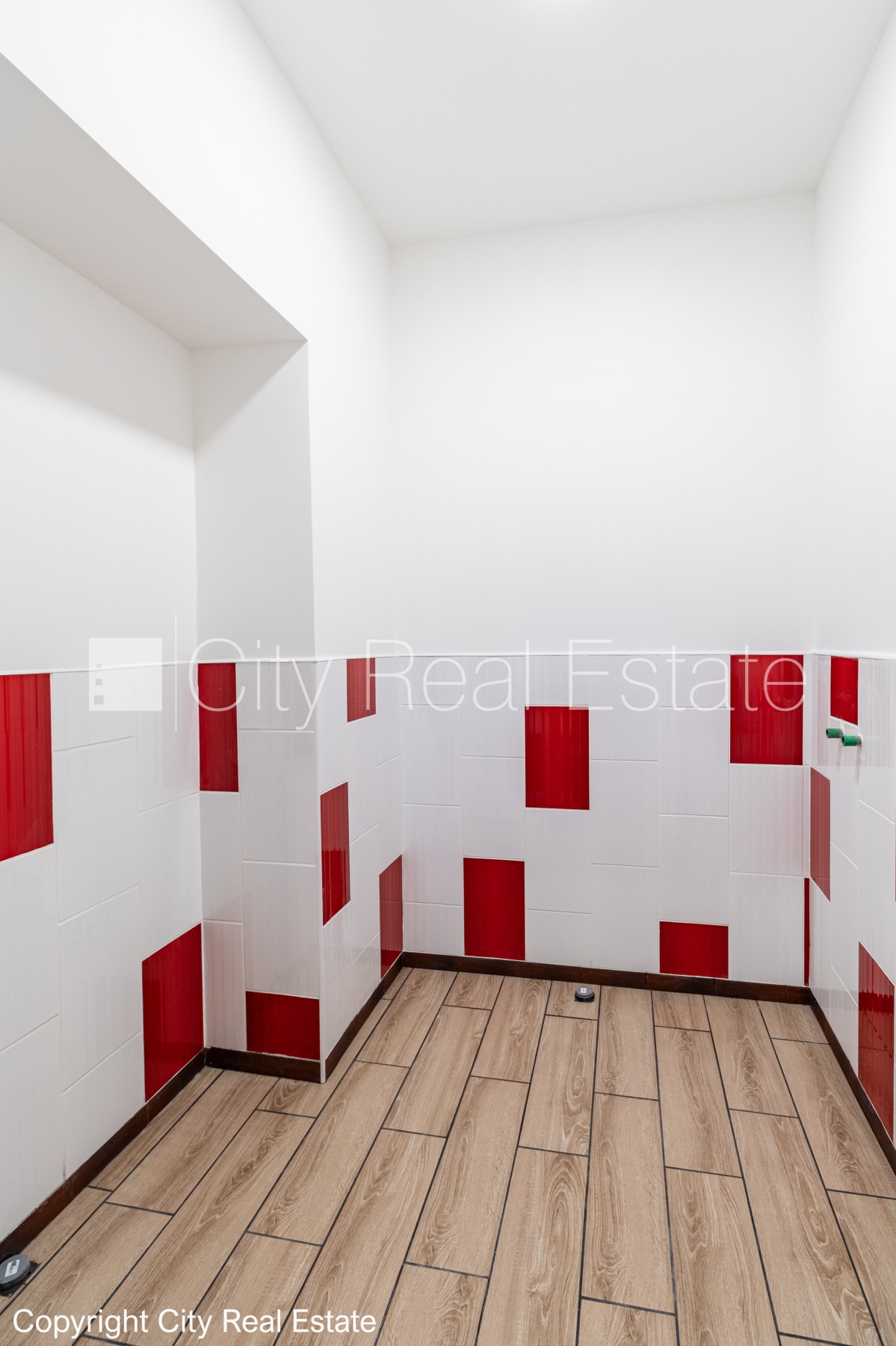 Объявление. Фасадный дом, закрытый двор, вход с улицы, вход со двора, лестничная клетка после косметического Цена: 220000 EUR Foto #12