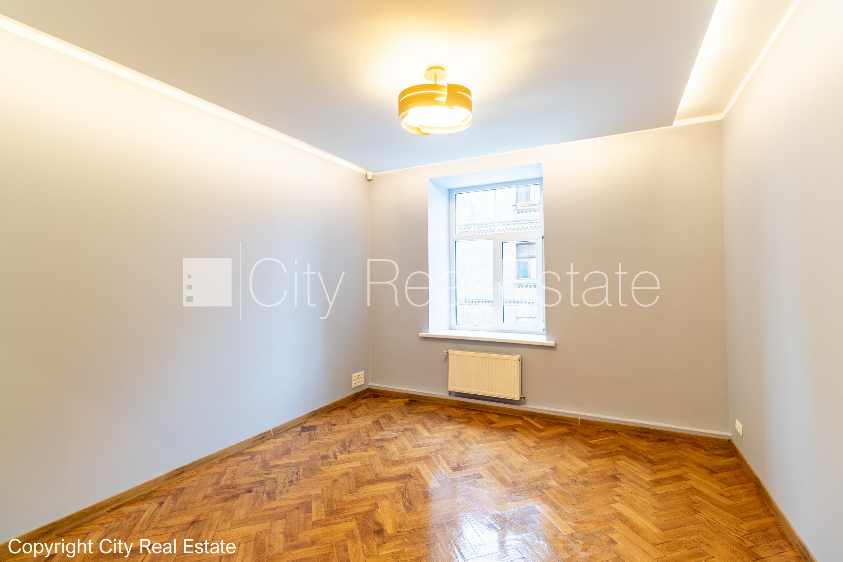 Объявление. Фасадный дом, закрытый двор, вход с улицы, вход со двора, лестничная клетка после косметического Цена: 220000 EUR Foto #10