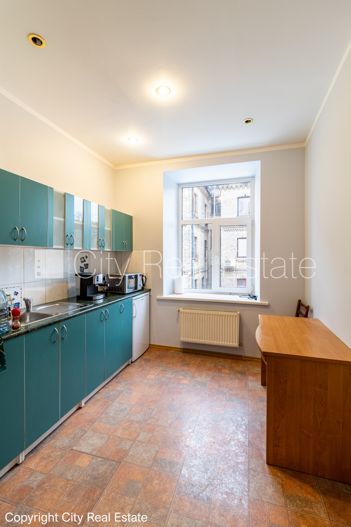 Объявление. Фасадный дом, закрытый двор, вход с улицы, вход со двора, лестничная клетка после косметического Цена: 220000 EUR Foto #13