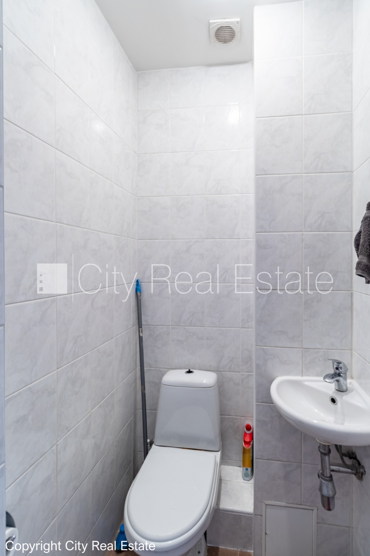 Объявление. Фасадный дом, закрытый двор, вход с улицы, вход со двора, лестничная клетка после косметического Цена: 220000 EUR Foto #17