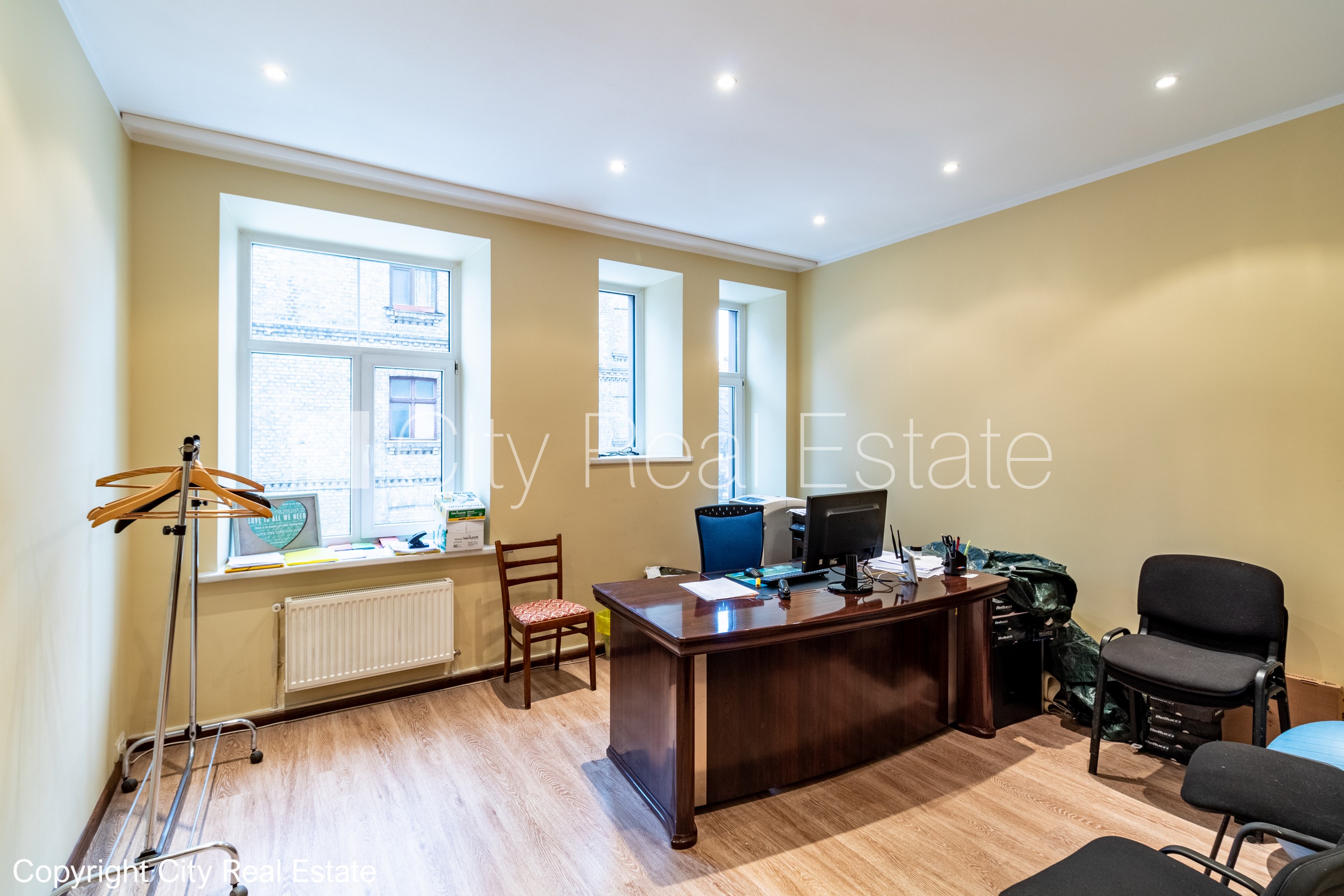 Объявление. Фасадный дом, закрытый двор, вход с улицы, вход со двора, лестничная клетка после косметического Цена: 220000 EUR Foto #4