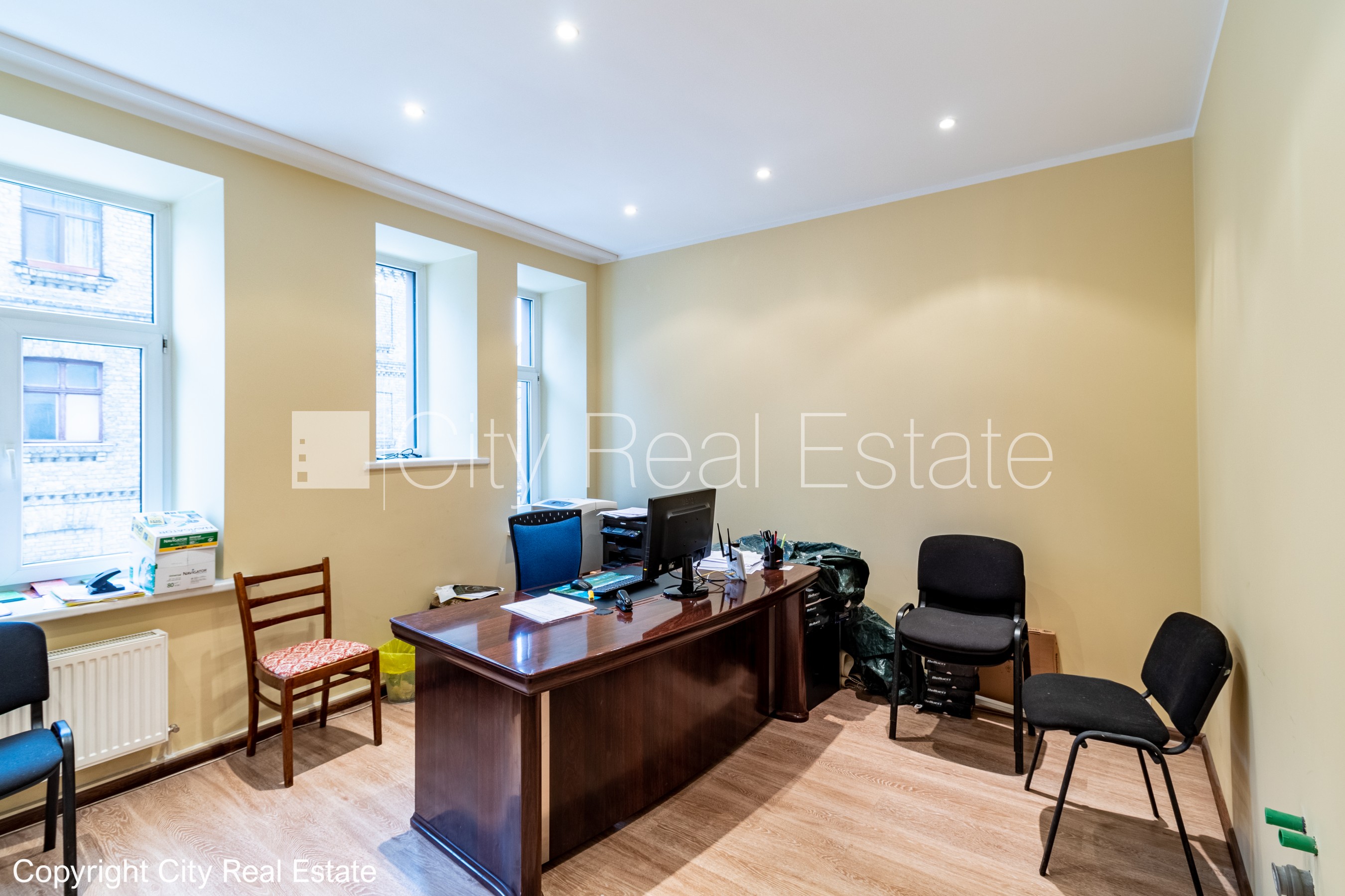 Объявление. Фасадный дом, закрытый двор, вход с улицы, вход со двора, лестничная клетка после косметического Цена: 220000 EUR Foto #5