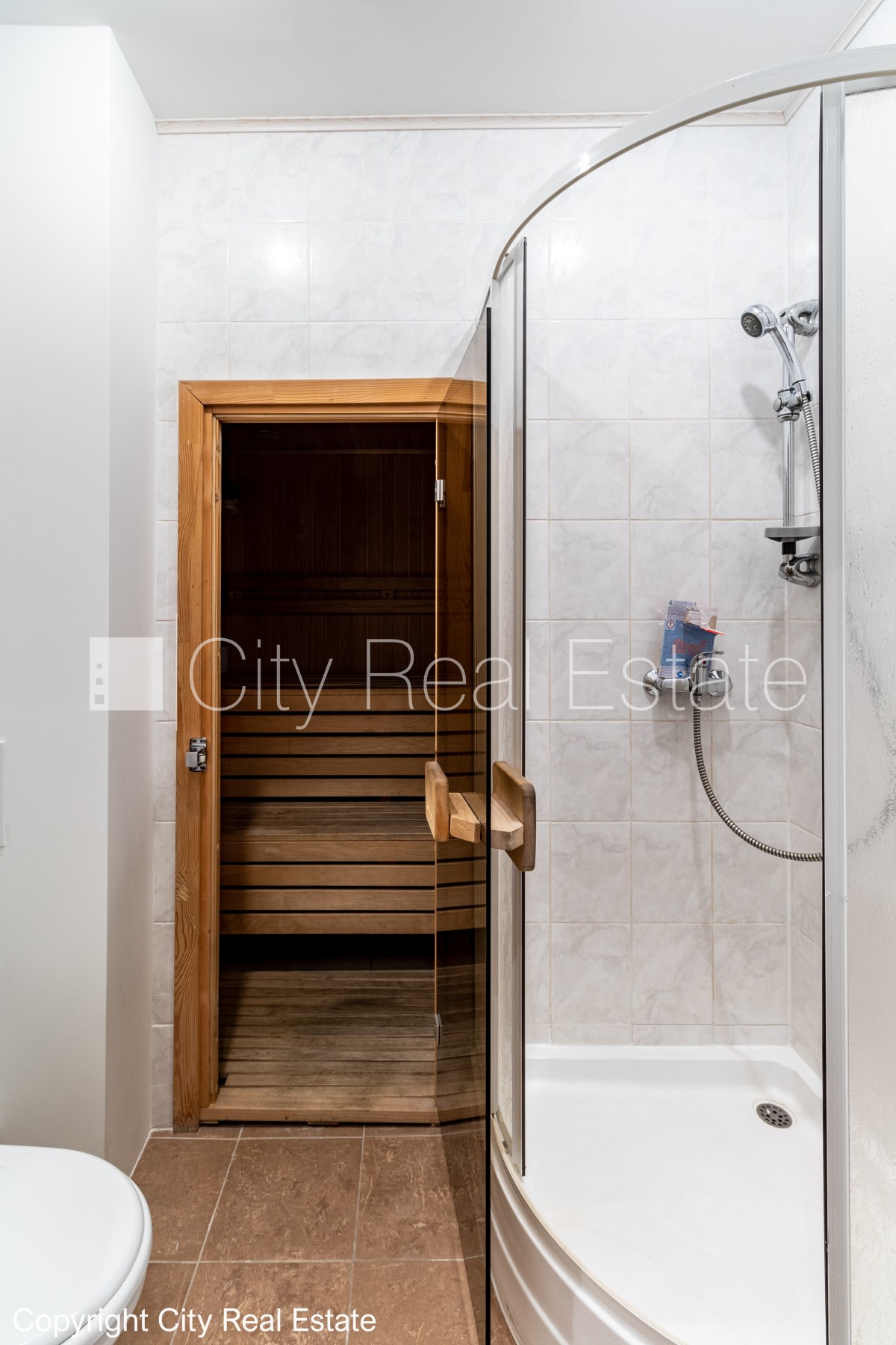 Объявление. Фасадный дом, закрытый двор, вход с улицы, вход со двора, лестничная клетка после косметического Цена: 220000 EUR Foto #14