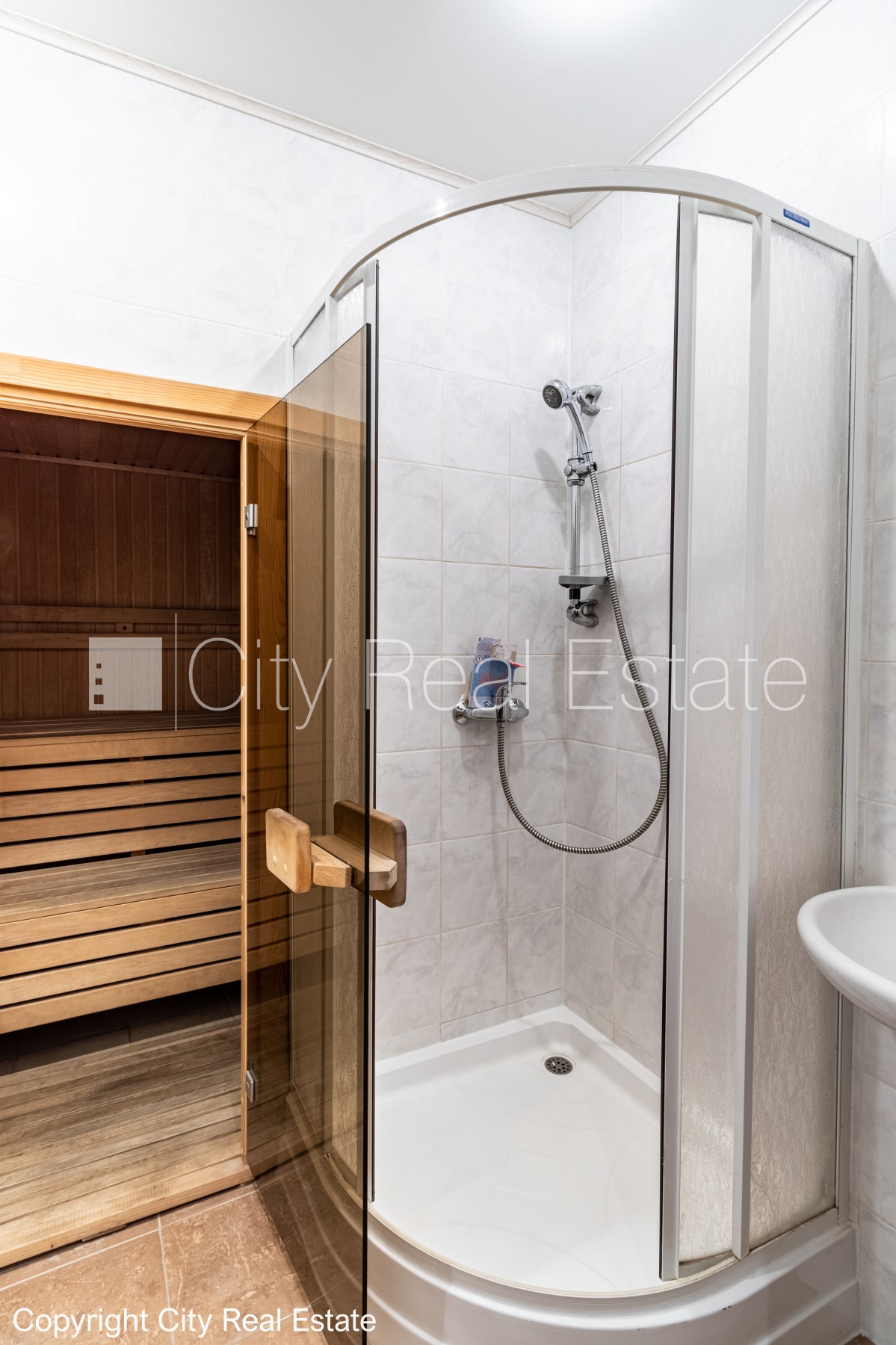 Объявление. Фасадный дом, закрытый двор, вход с улицы, вход со двора, лестничная клетка после косметического Цена: 220000 EUR Foto #15