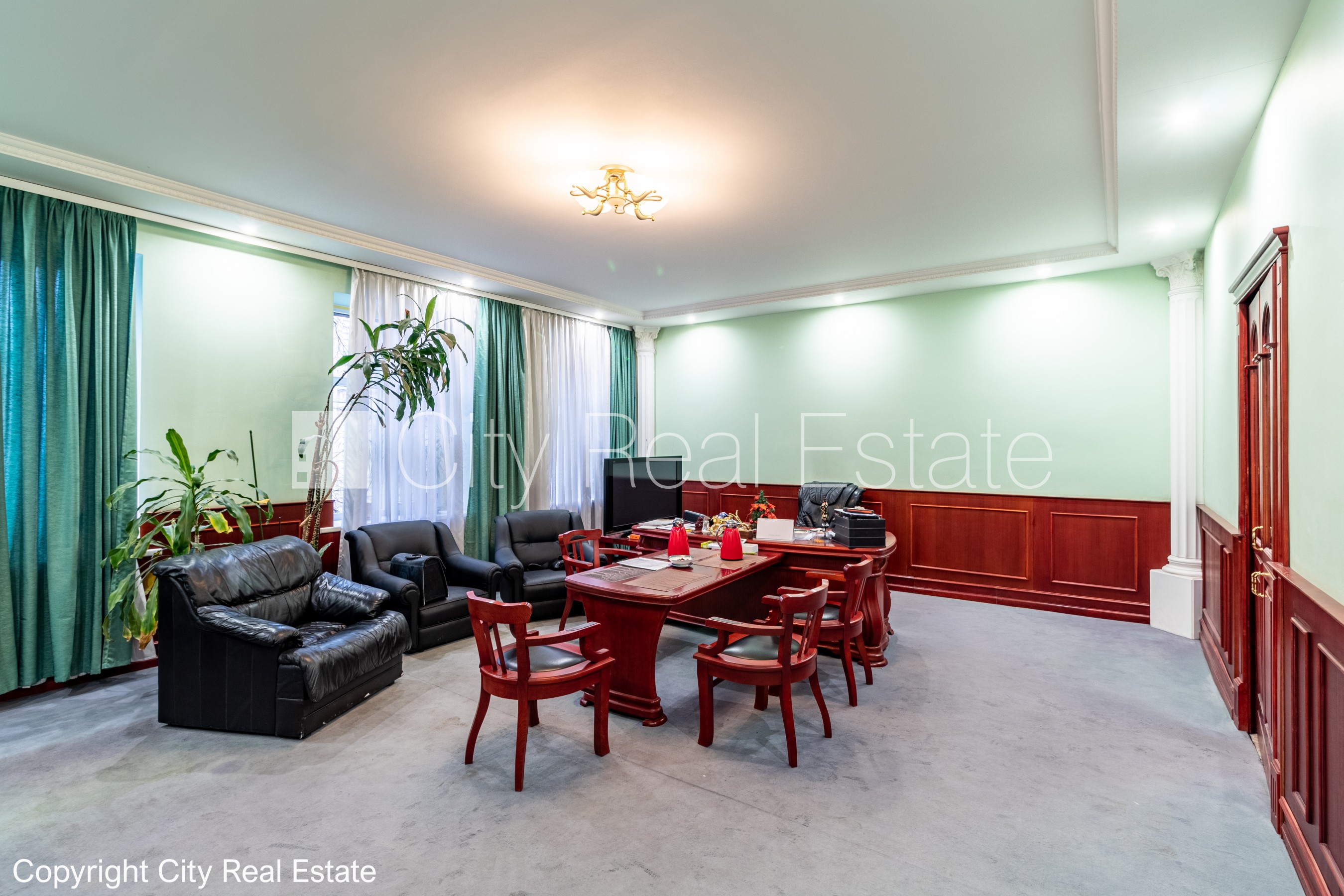 Объявление. Фасадный дом, закрытый двор, вход с улицы, вход со двора, лестничная клетка после косметического Цена: 220000 EUR Foto #2