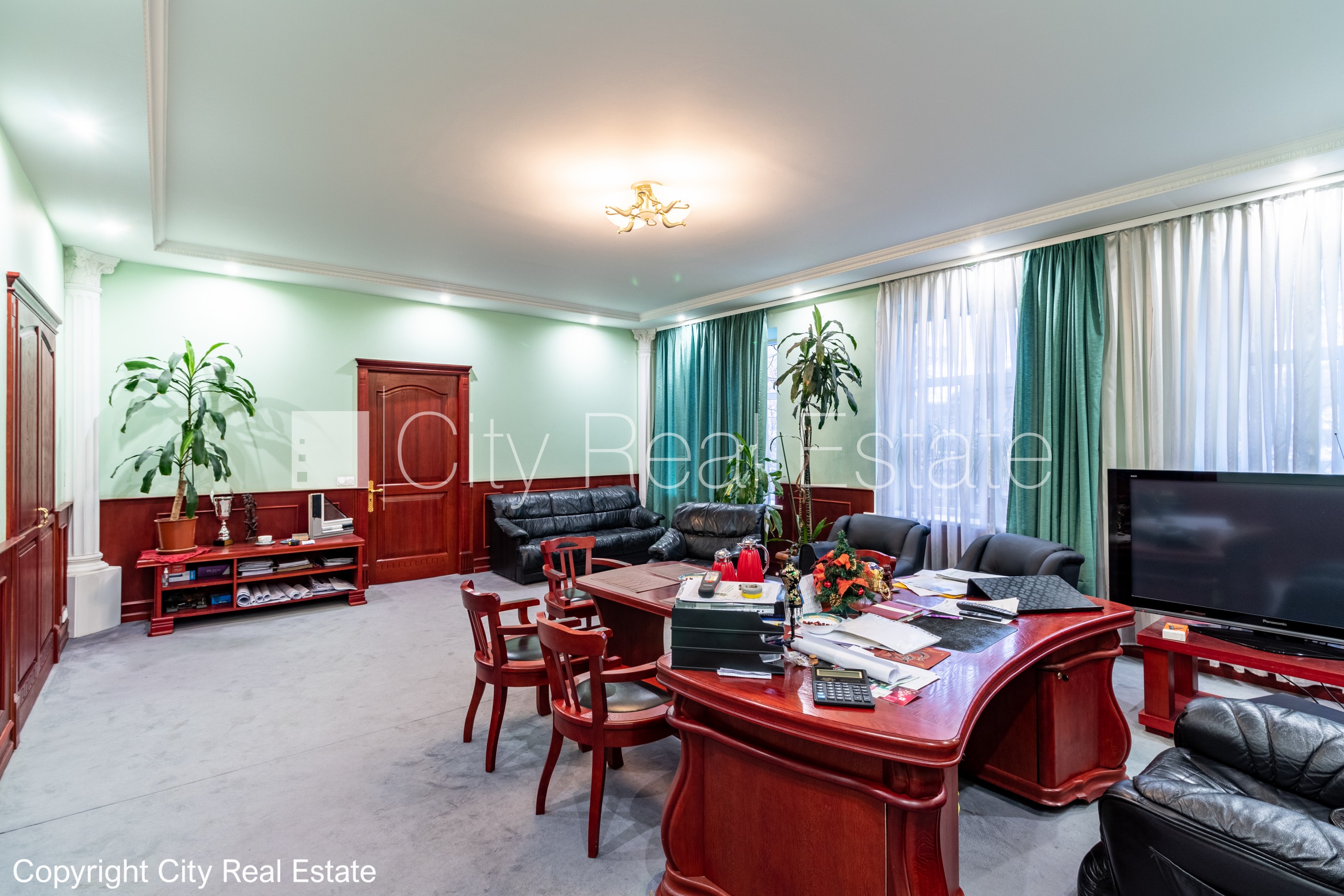 Объявление. Фасадный дом, закрытый двор, вход с улицы, вход со двора, лестничная клетка после косметического Цена: 220000 EUR Foto #1