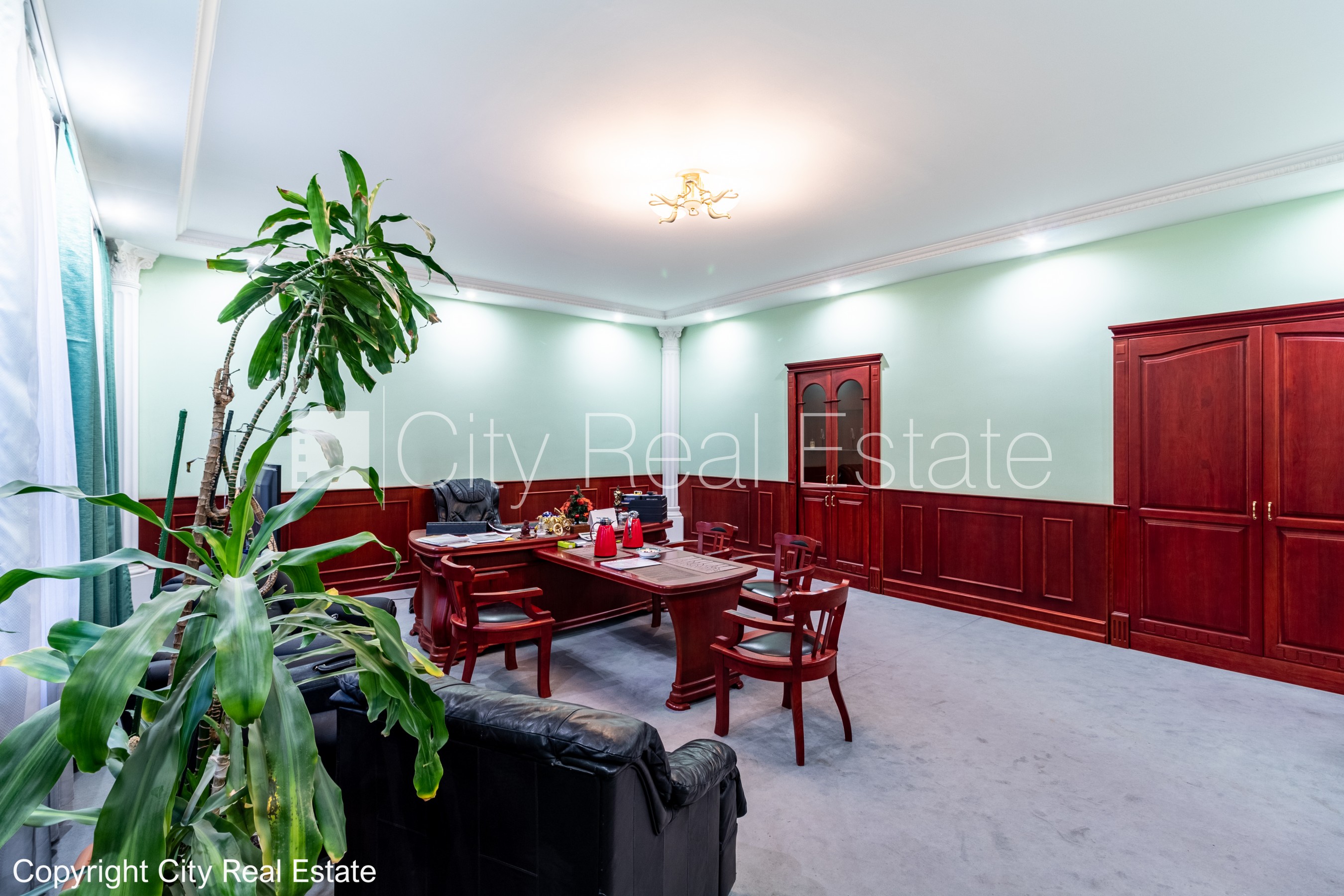 Объявление. Фасадный дом, закрытый двор, вход с улицы, вход со двора, лестничная клетка после косметического Цена: 220000 EUR Foto #3