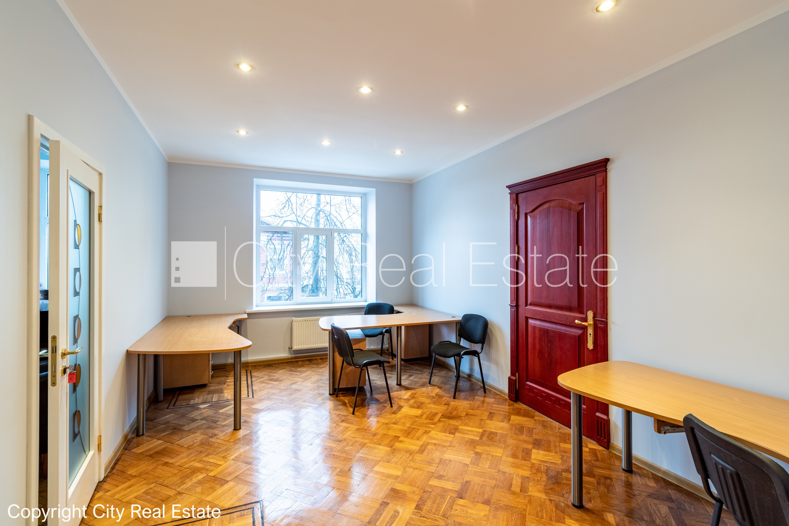 Объявление. Фасадный дом, закрытый двор, вход с улицы, вход со двора, лестничная клетка после косметического Цена: 220000 EUR Foto #7