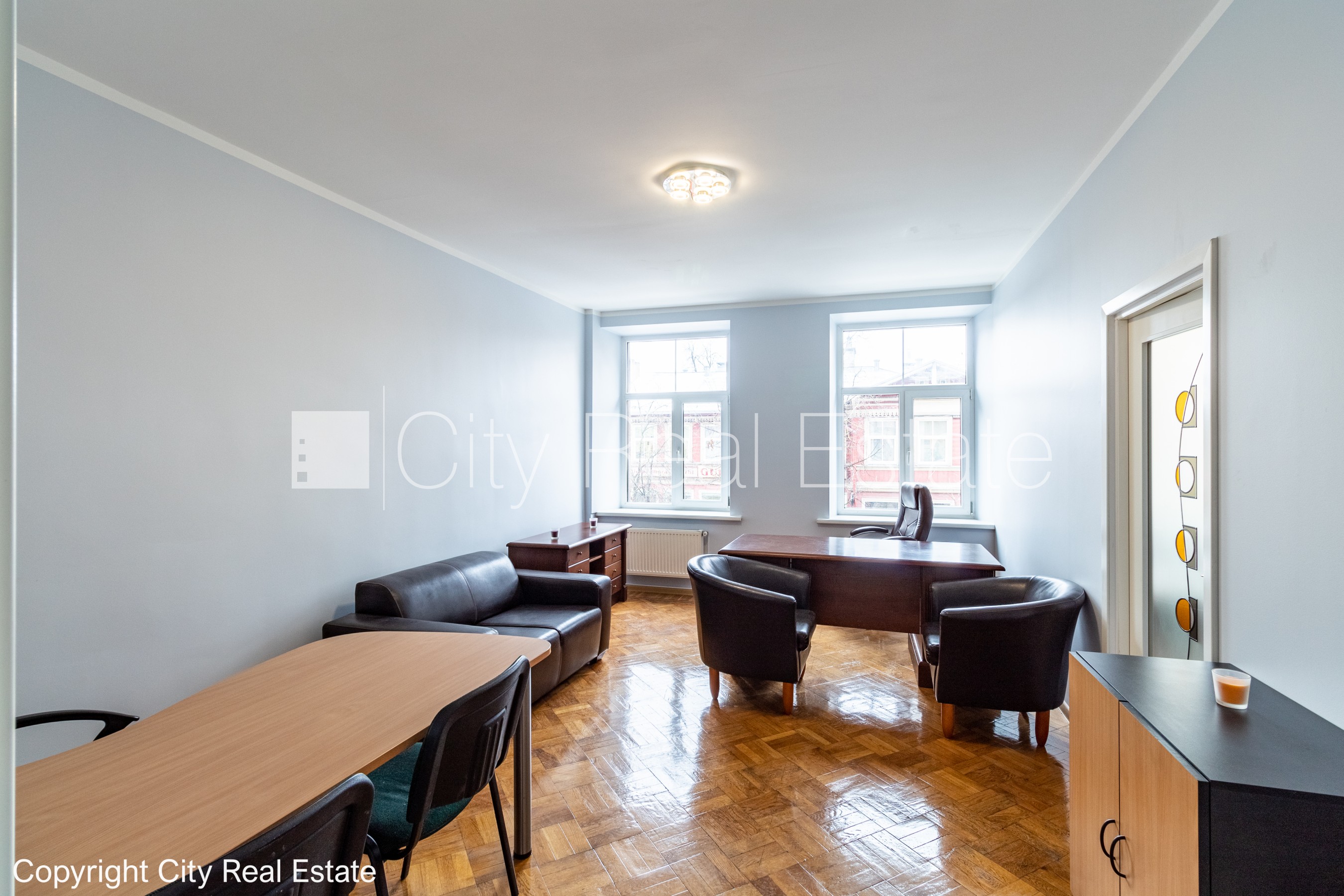 Объявление. Фасадный дом, закрытый двор, вход с улицы, вход со двора, лестничная клетка после косметического Цена: 220000 EUR Foto #9