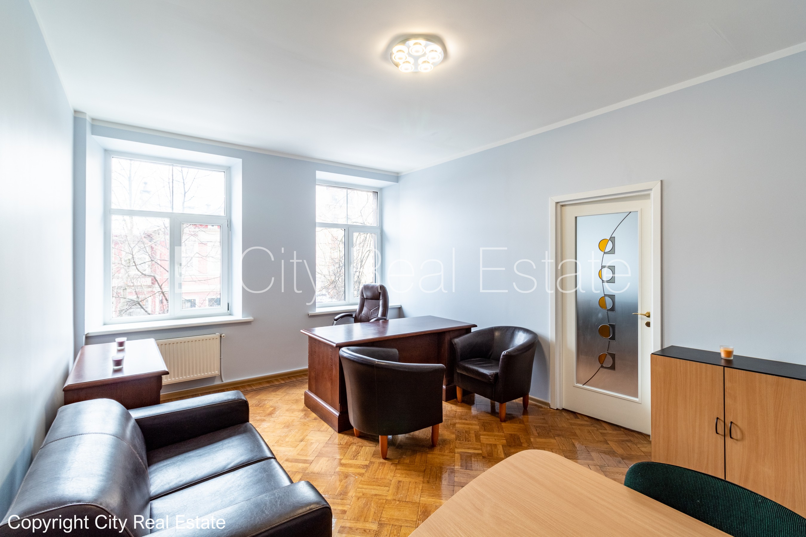 Объявление. Фасадный дом, закрытый двор, вход с улицы, вход со двора, лестничная клетка после косметического Цена: 220000 EUR Foto #8