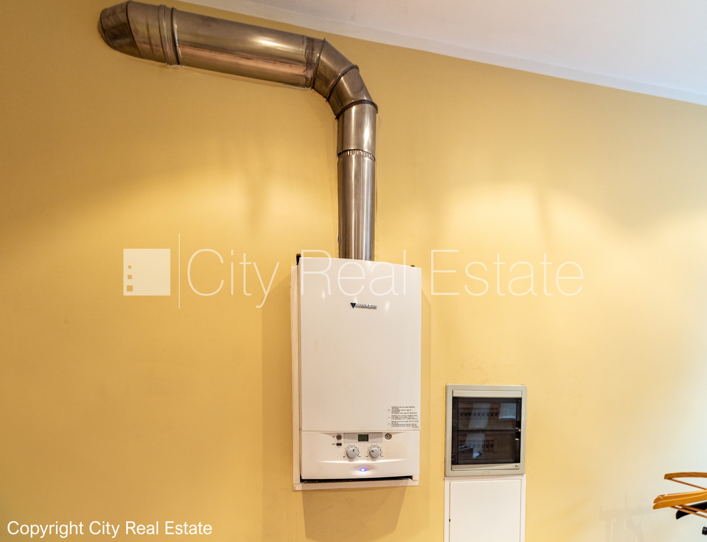 Объявление. Фасадный дом, закрытый двор, вход с улицы, вход со двора, лестничная клетка после косметического Цена: 220000 EUR Foto #16