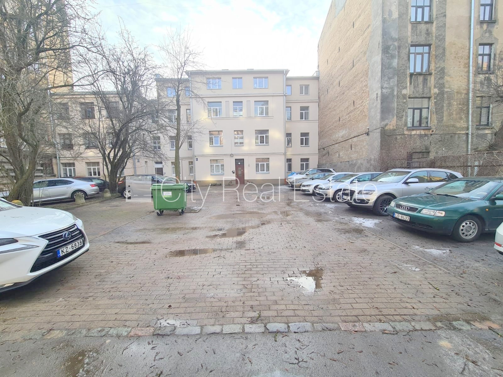 Sludinājumi. Pagalma ēka, renovēta māja, slēgts pagalms, iespēja nomāt autostāvvietu, ieeja no pagalma, kāpņu Cena: 365 EUR/mēn Foto #19