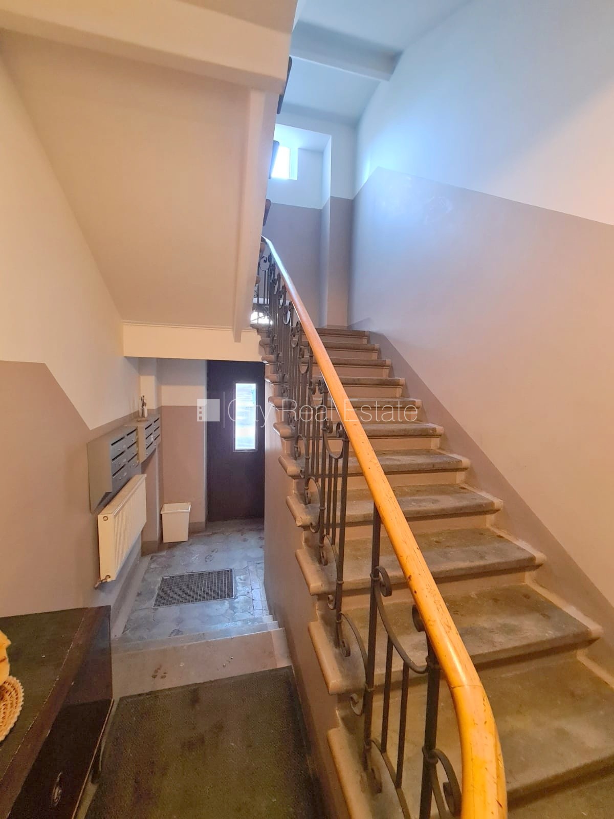 Sludinājumi. Pagalma ēka, renovēta māja, slēgts pagalms, iespēja nomāt autostāvvietu, ieeja no pagalma, kāpņu Cena: 365 EUR/mēn Foto #16