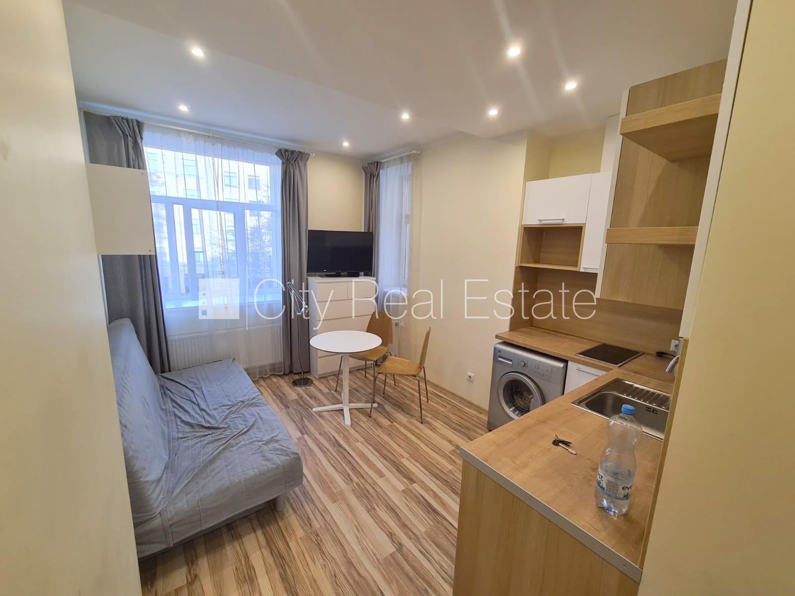 Sludinājumi. Pagalma ēka, renovēta māja, slēgts pagalms, iespēja nomāt autostāvvietu, ieeja no pagalma, kāpņu Cena: 365 EUR/mēn Foto #2