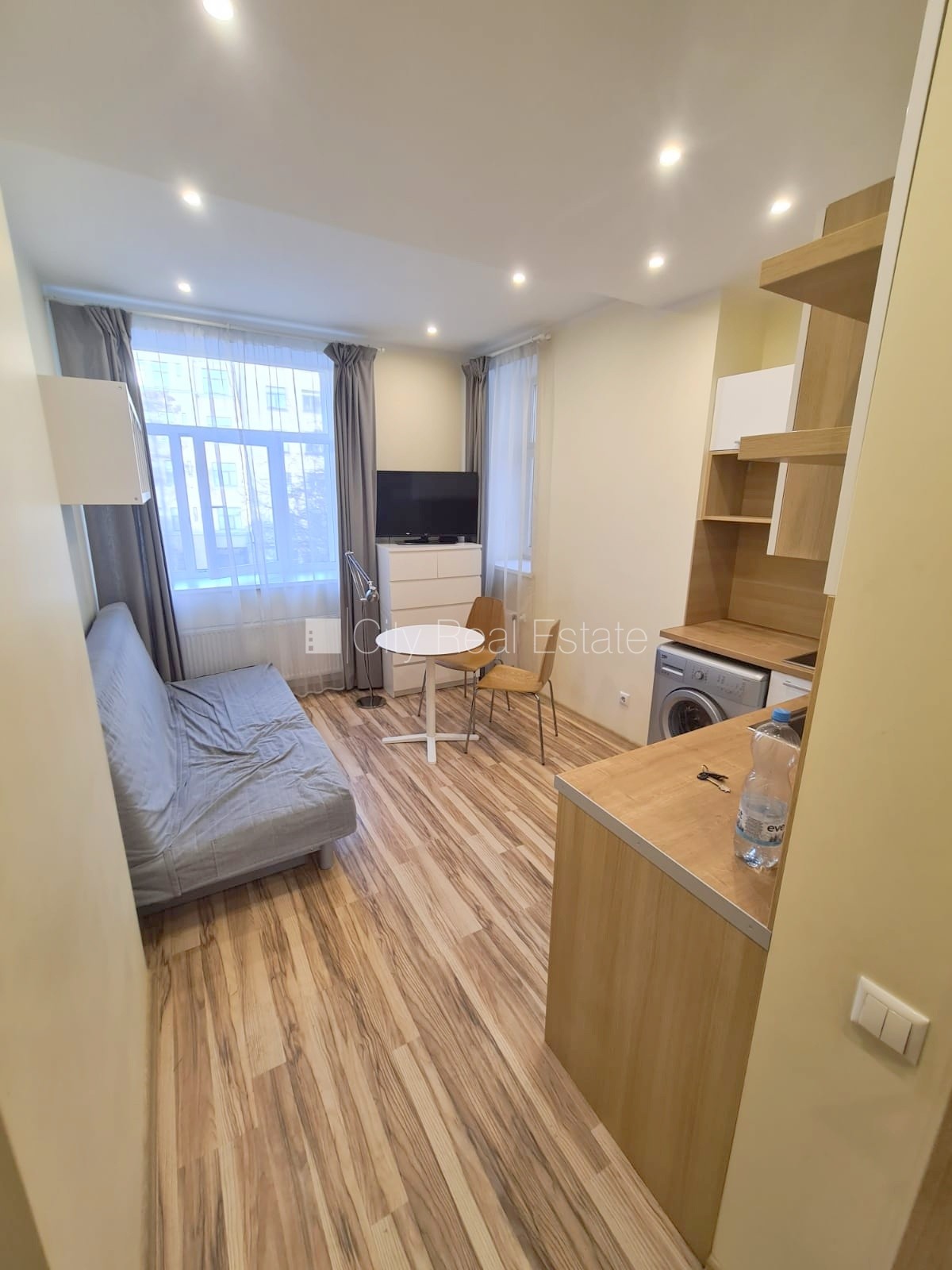 Sludinājumi. Pagalma ēka, renovēta māja, slēgts pagalms, iespēja nomāt autostāvvietu, ieeja no pagalma, kāpņu Cena: 365 EUR/mēn Foto #6